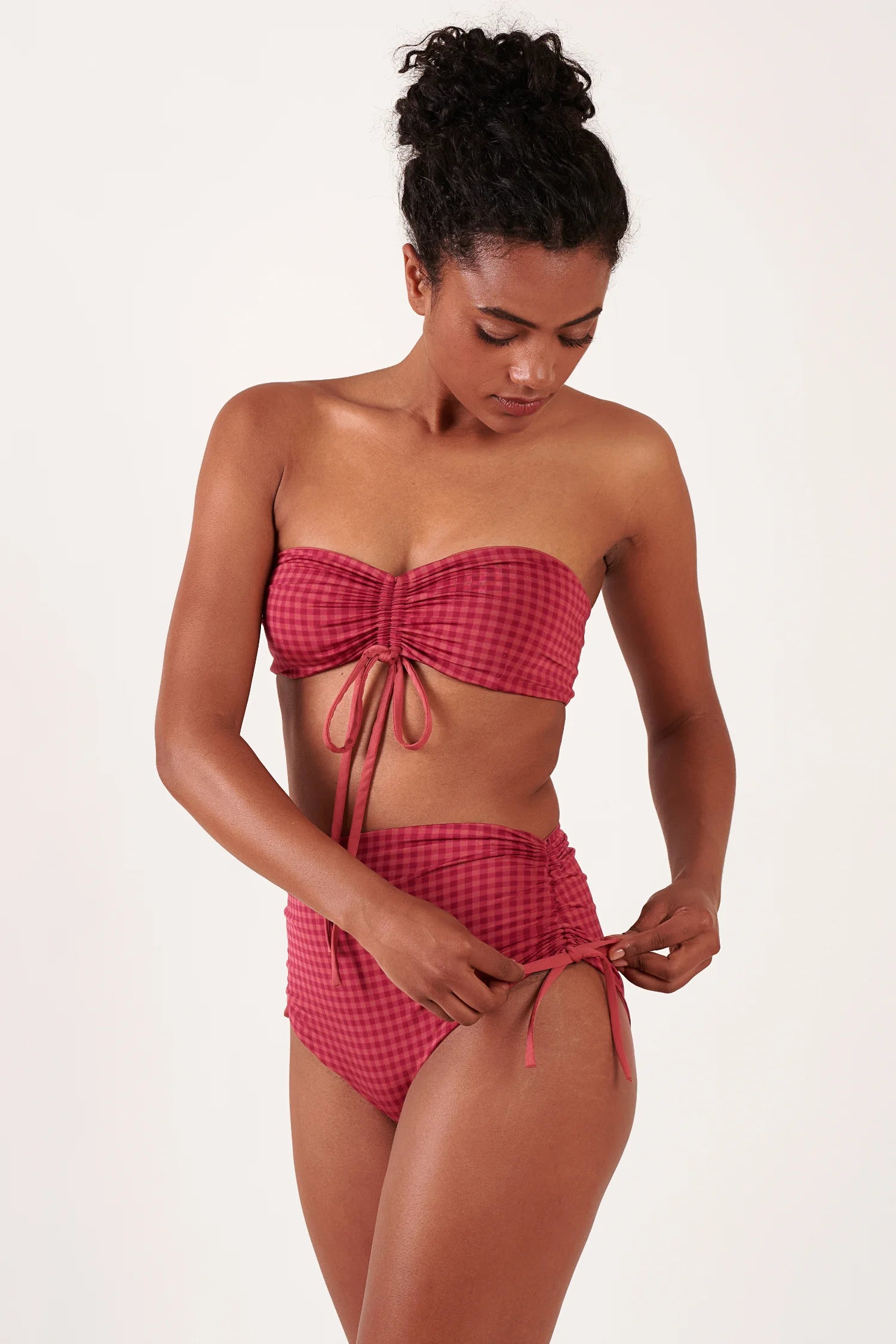 MYMARINI Bikinioberteil und -hose im roten Karo-Print; Bandeau-Oberteil mit Zugbindung, High‑Waist-Schnitt mit seitlichen Bindebändern.#color_rouge-vichy