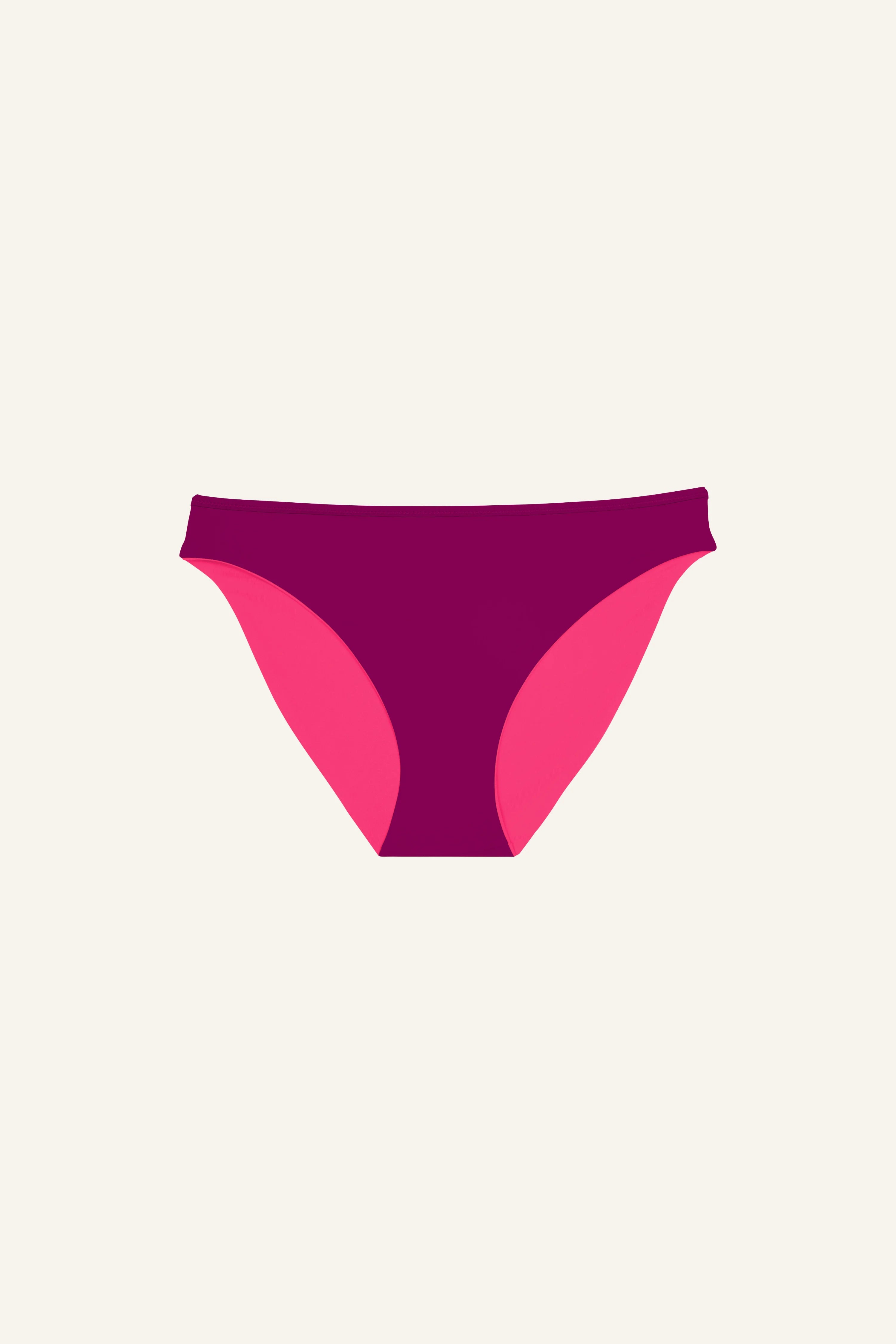 MYMARINI Bikinihose in Lila und Pink, Mid rise Schnitt, vor hellem Hintergrund.#color_pink-hortensia