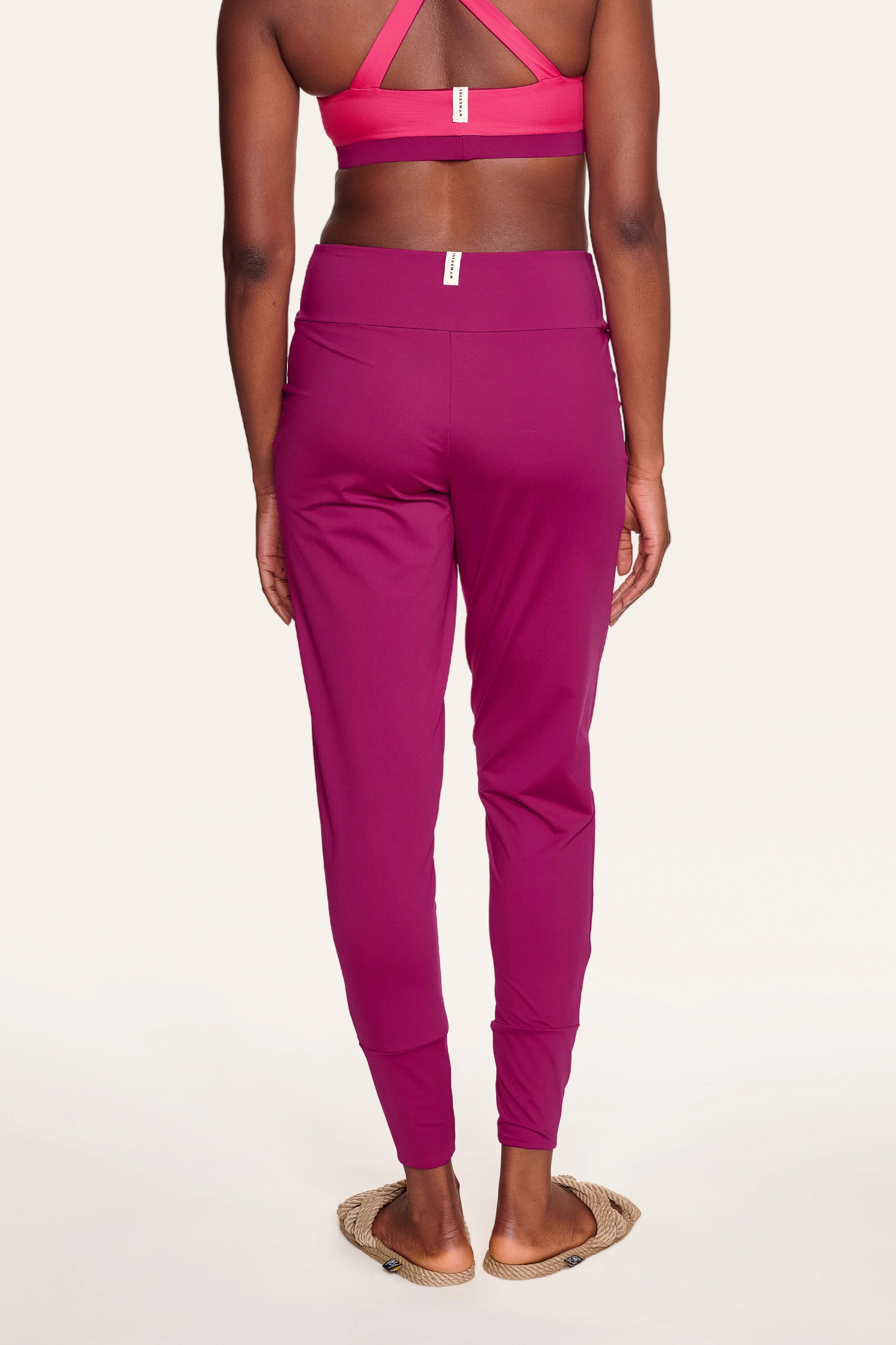 Person von hinten in pinkem MYMARINI-Bikinitop mit breiten Trägern und passender Hose.#color_hortensia