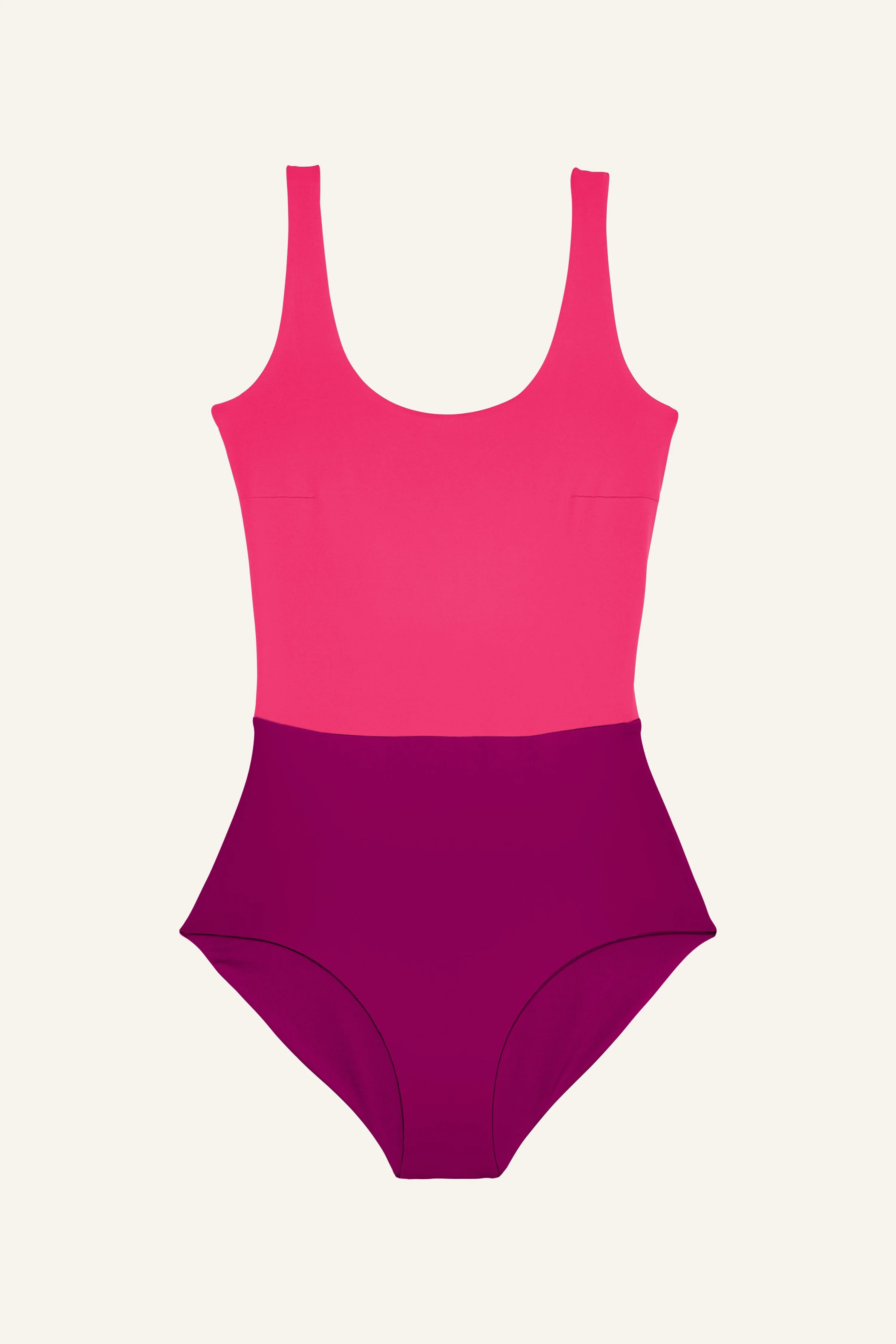MYMARINI Badeanzug in Pink und Lila, hoch geschlossen, mit breiten Trägern, auf hellem Hintergrund.#color_pink-hortensia