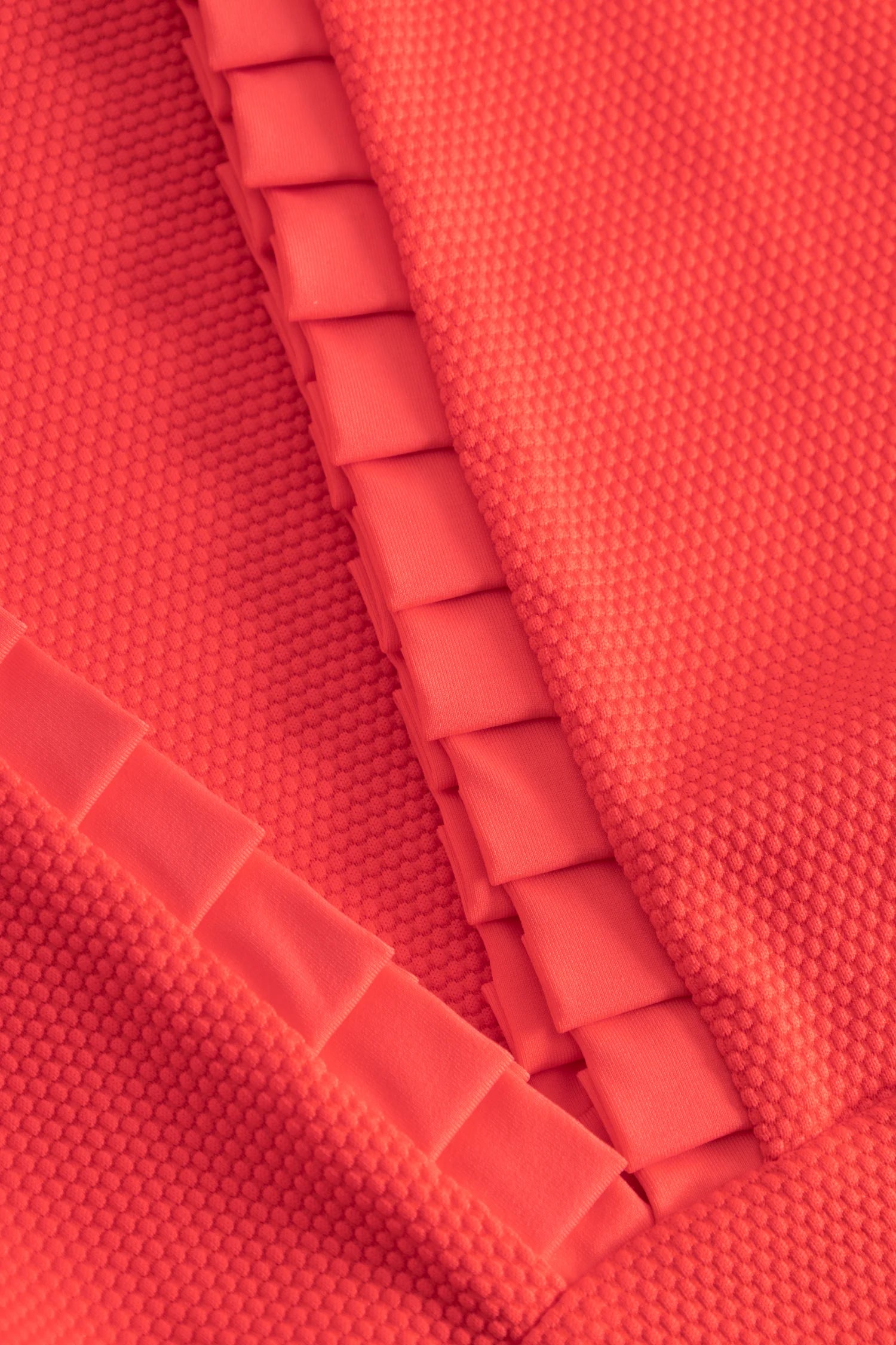 Hochgeschlossener Badeanzug von MYMARINI in leuchtendem Koralle mit strukturiertem Stoff und Rüschendetails.#color_rouge