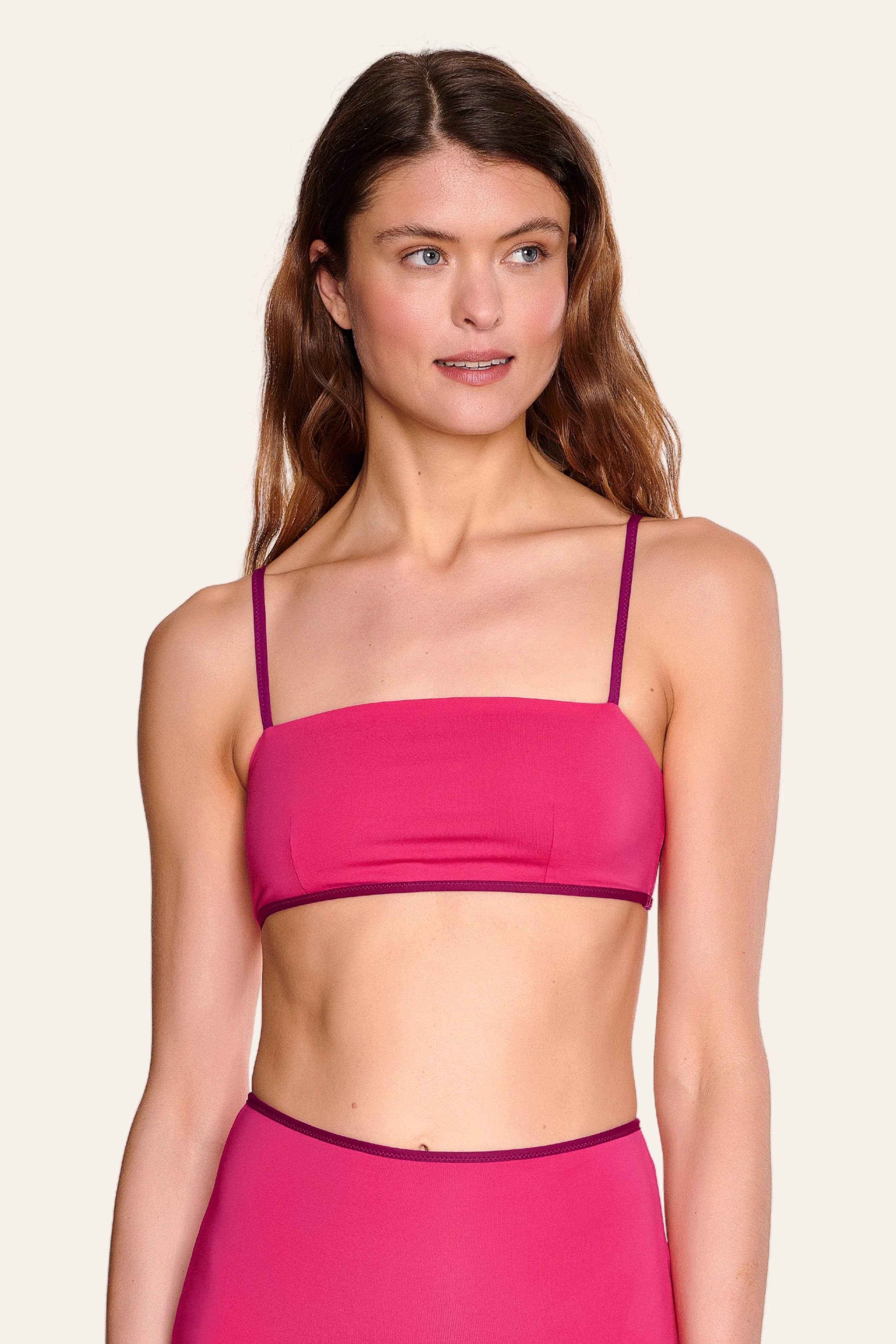 Frau trägt MYMARINI Bikinitop mit Spaghettiträgern in Pink.#color_pink-hortensia