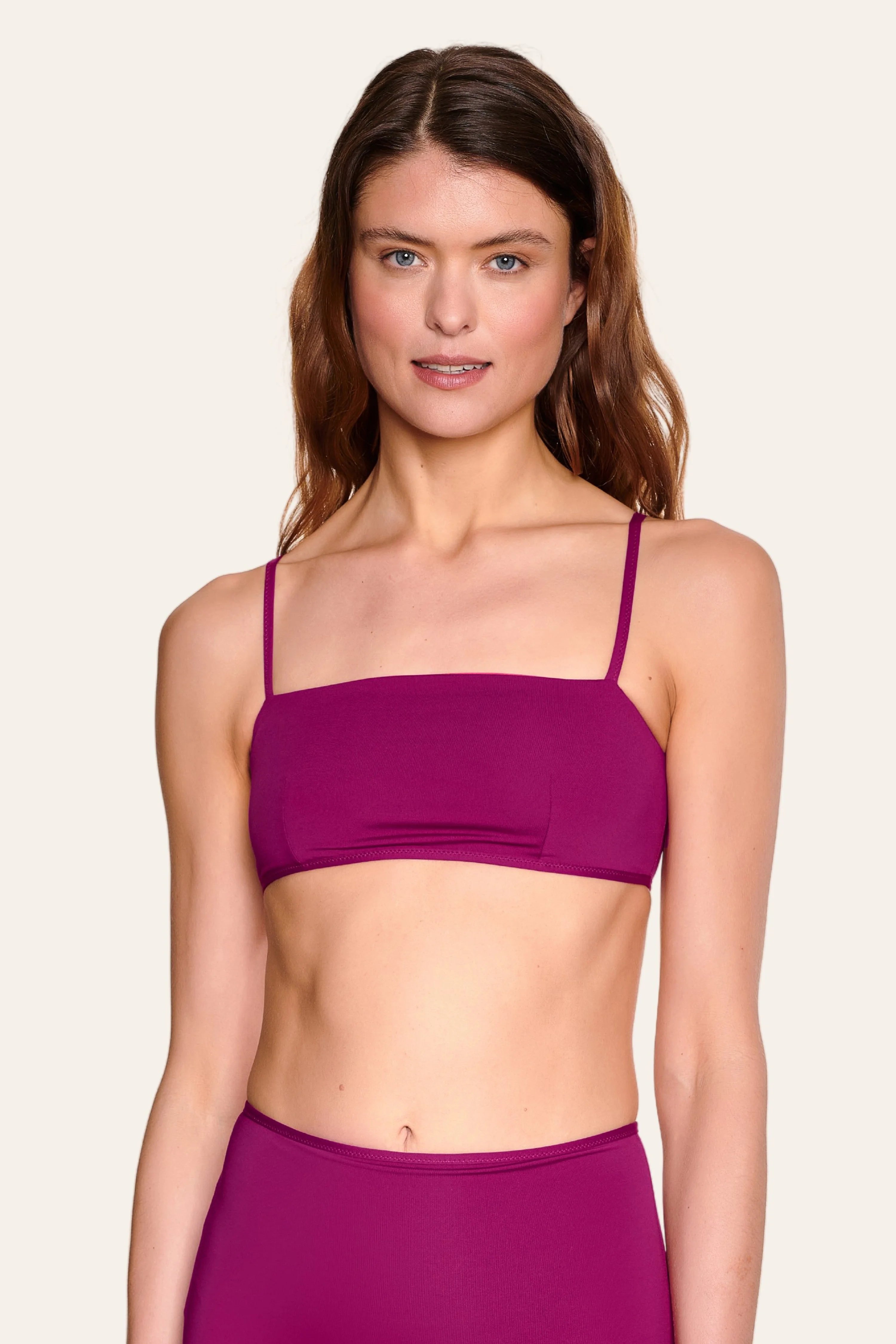 Frau trägt MYMARINI Bikinitop mit Spaghettiträgern in kräftigem Pink.#color_pink-hortensia