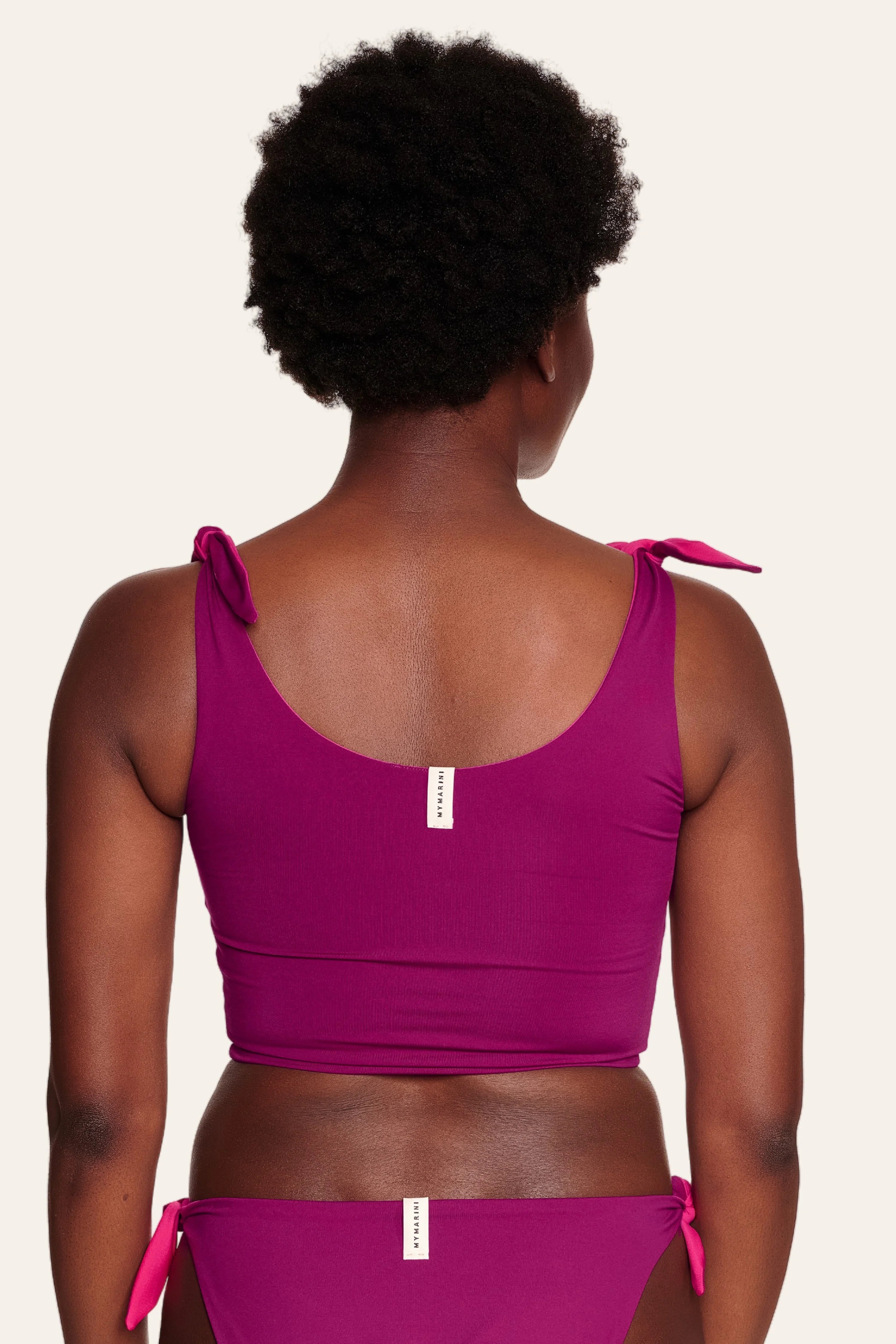 Rückansicht einer Person in einem MYMARINI Bikinitop mit breiten Trägern und Bikinihose, beide in kräftigem Pink.#color_pink-hortensia