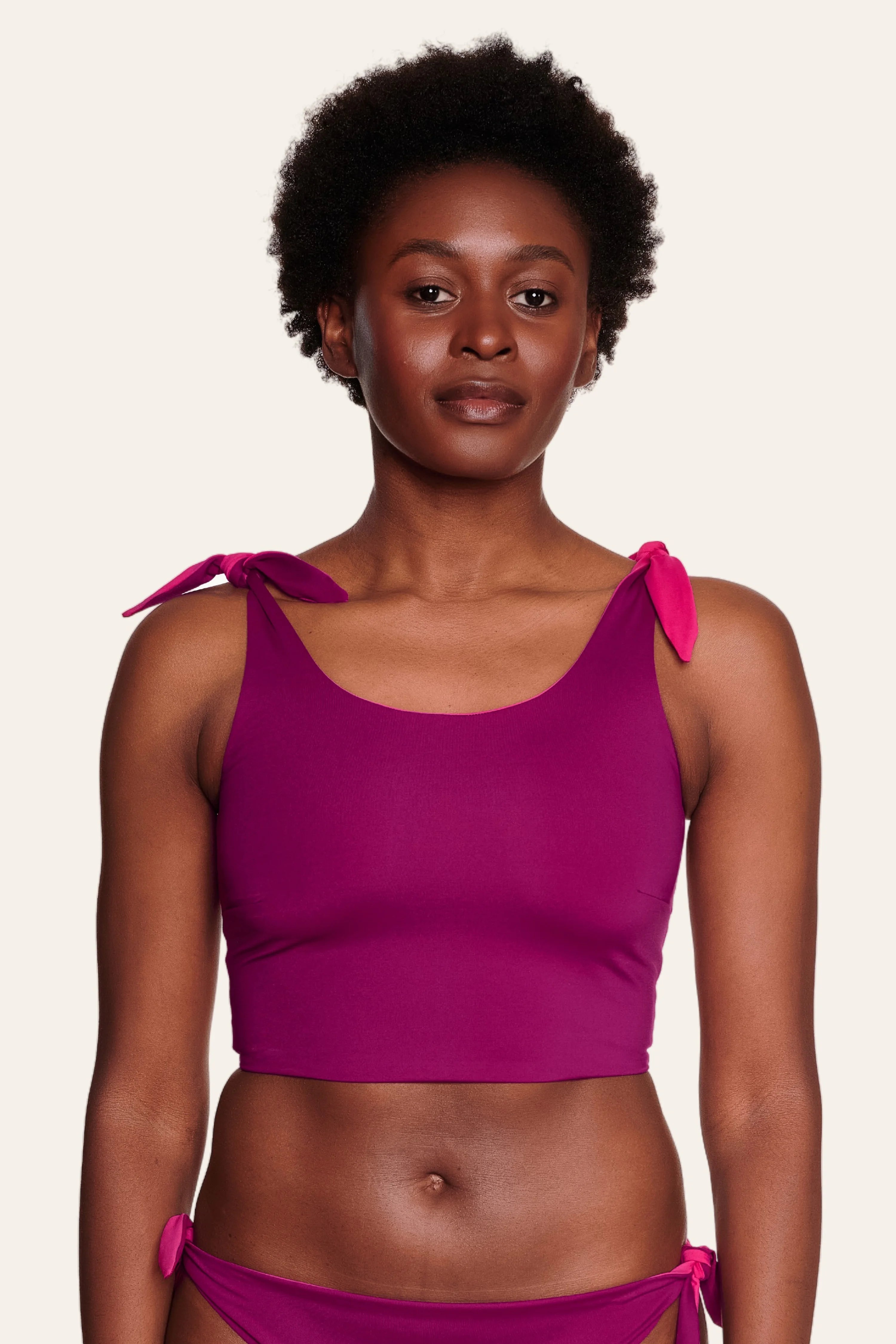Frau trägt MYMARINI Bikinitop mit breiten Trägern in Pink.#color_pink-hortensia
