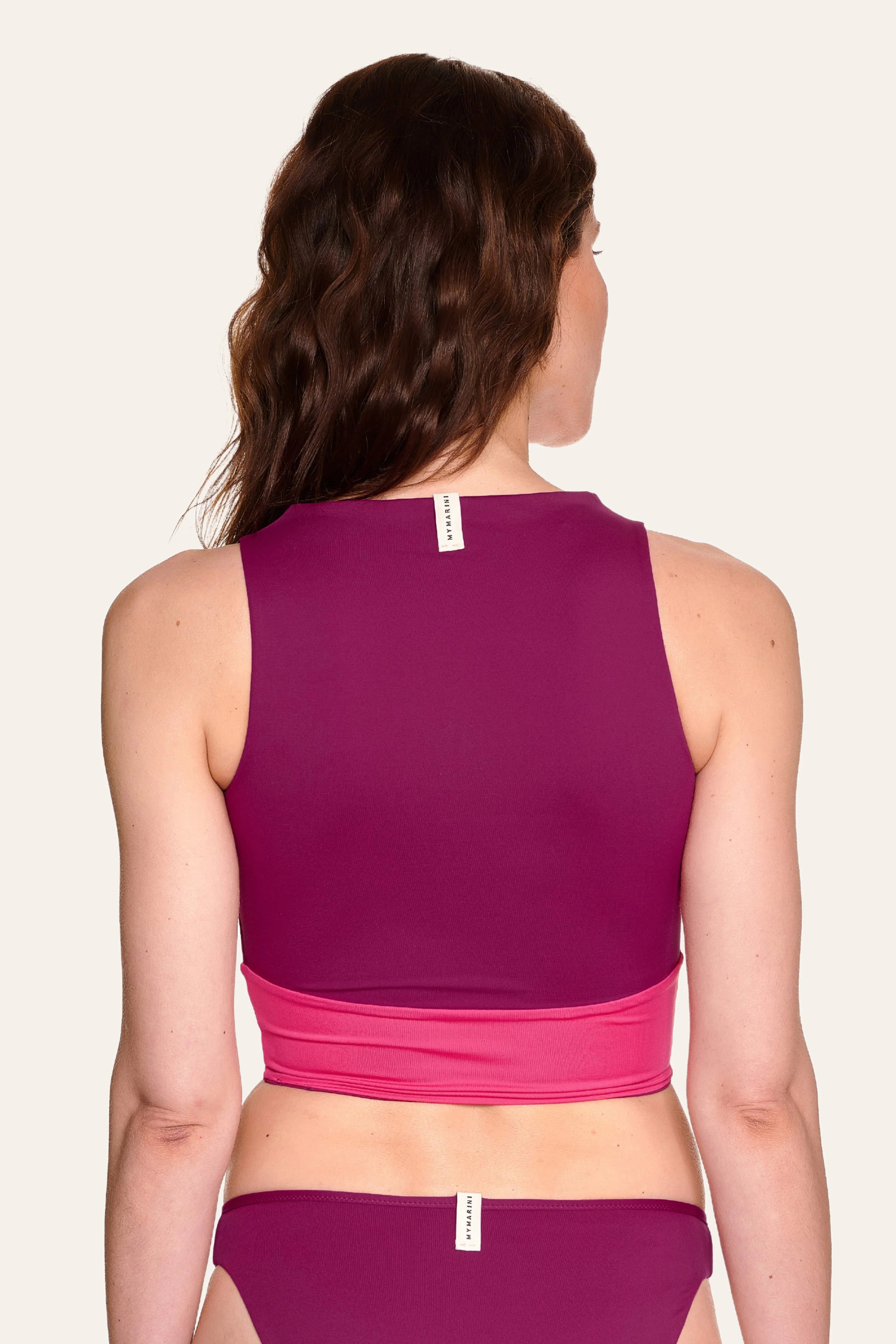 Rückansicht einer Frau in einem MYMARINI Bikinitop mit breiten Trägern und einer Bikinihose, beide in Pinktönen.#color_pink-hortensia