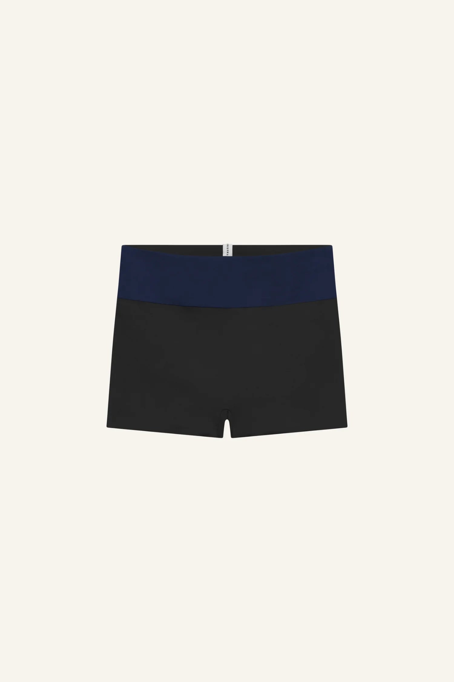 MYMARINI Bikinihose in Schwarz mit dunkelblauem Bund, Mid rise Schnitt, vor hellem Hintergrund.#color_black-navy