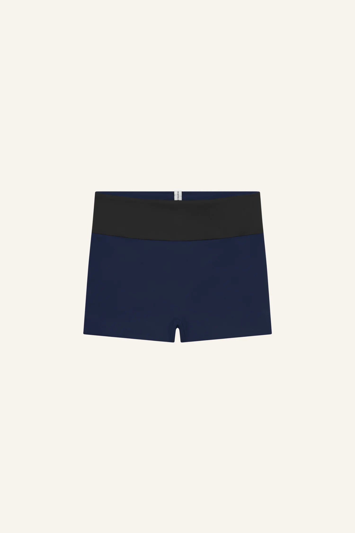 MYMARINI Bikinihose in Dunkelblau mit breitem Bund, Mid rise Schnitt, vor hellem Hintergrund.#color_black-navy