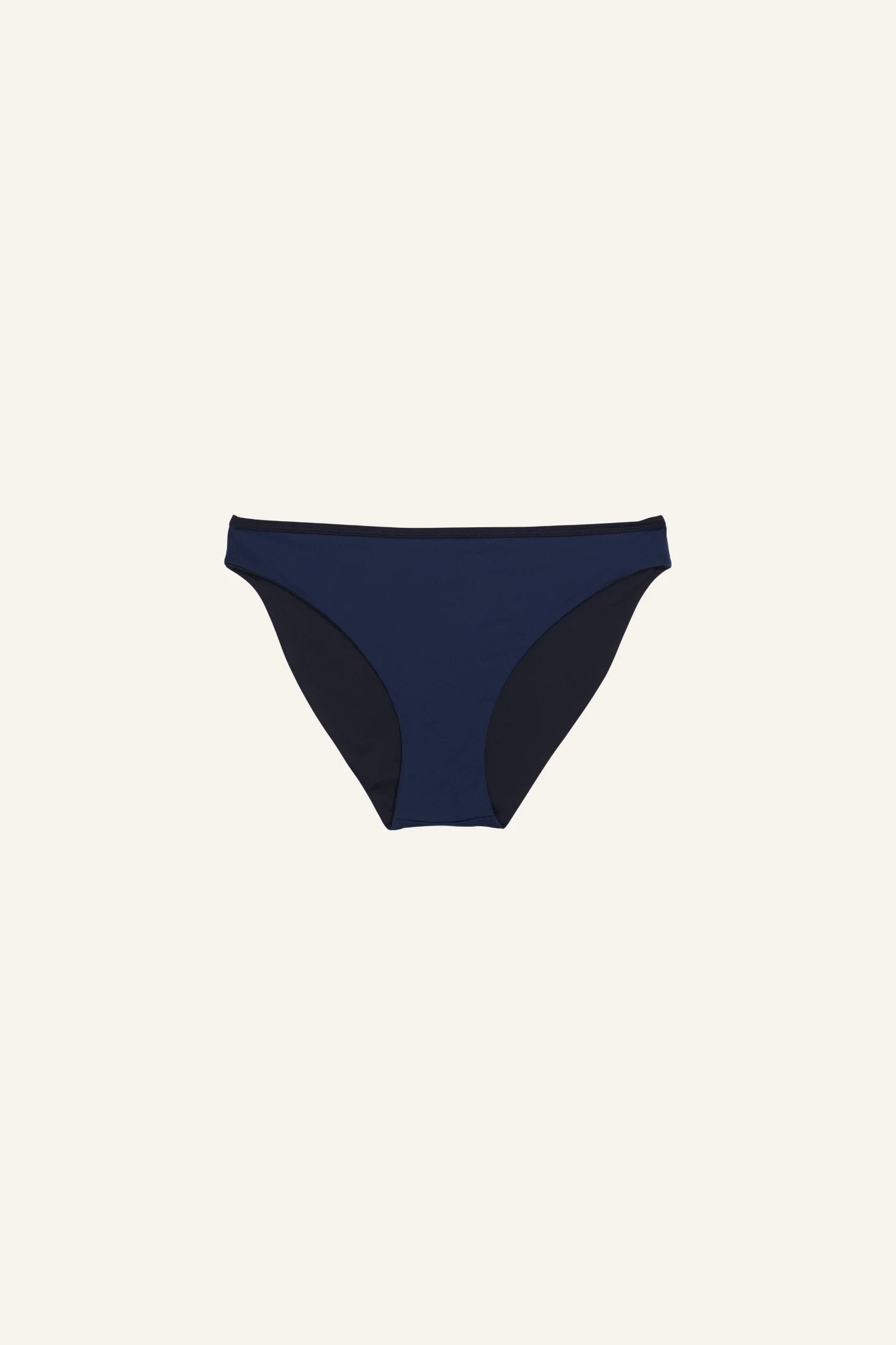 MYMARINI Bikinihose in Dunkelblau mit tiefem Beinausschnitt auf hellem Hintergrund.#color_black-navy