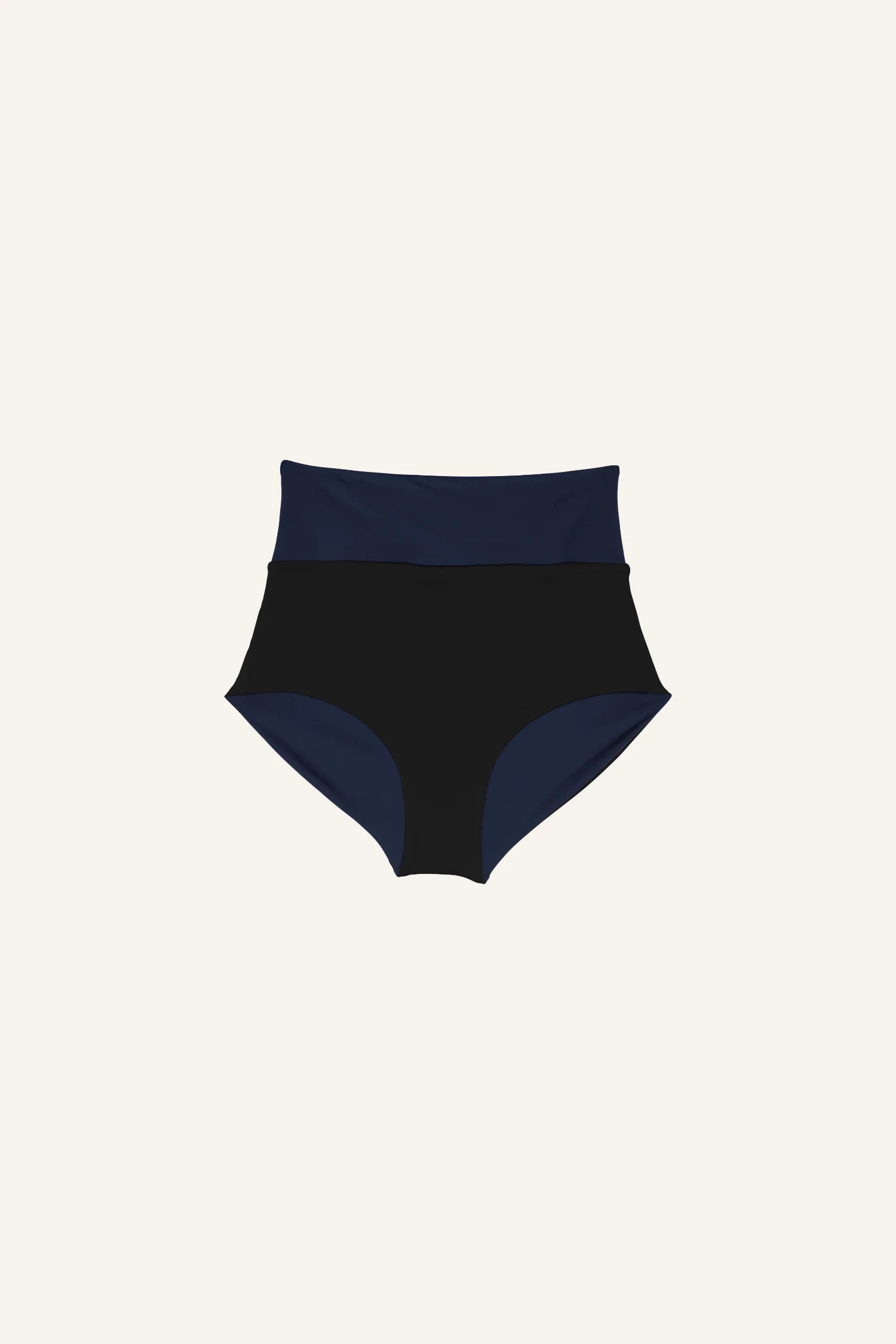 MYMARINI Bikinihose in Schwarz und Dunkelblau, High waist Schnitt, vor hellem Hintergrund.#color_black-navy