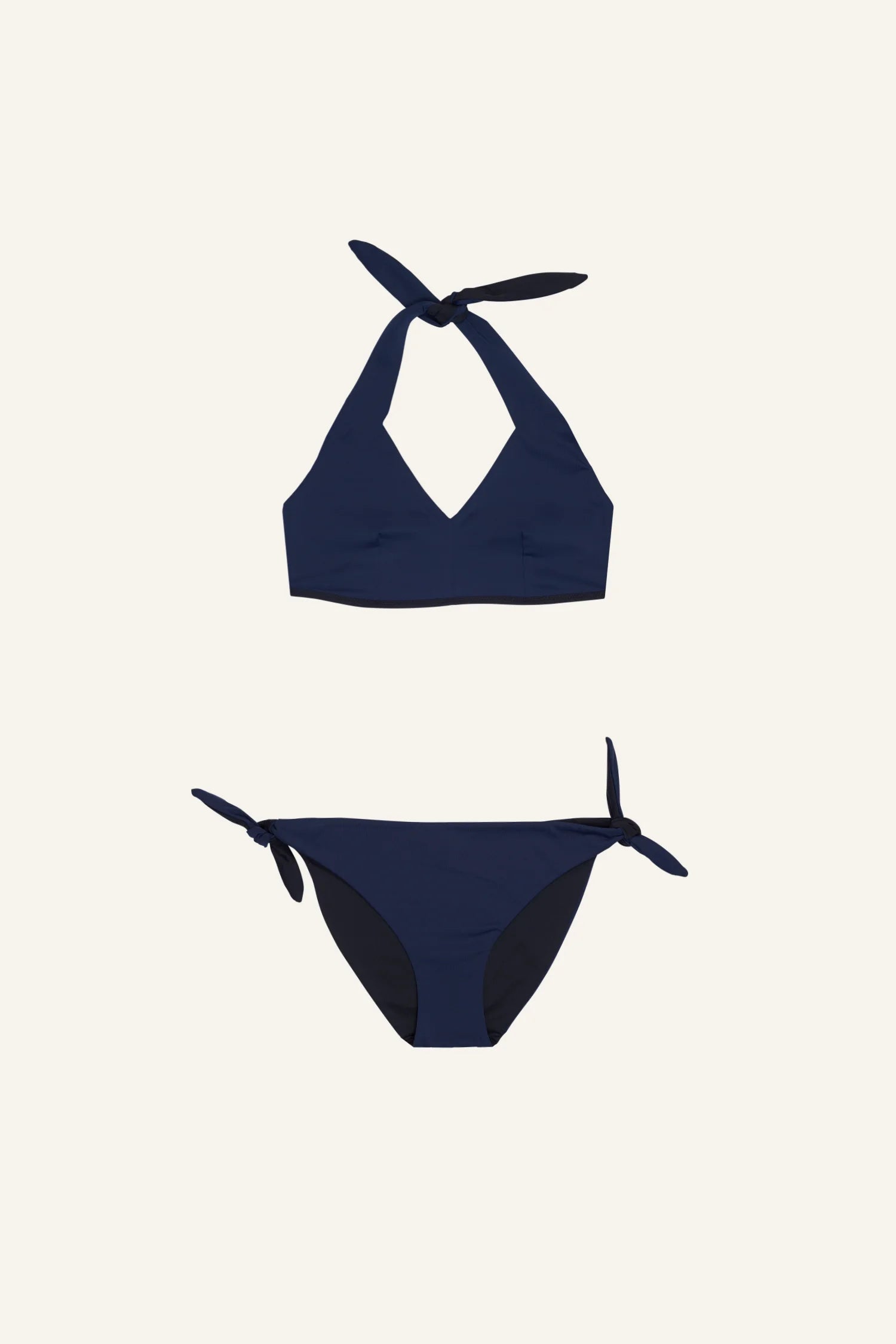 Dunkelblaues MYMARINI Bikinitop mit Neckholder und Bikinihose mit seitlichen Schleifen.#color_black-navy