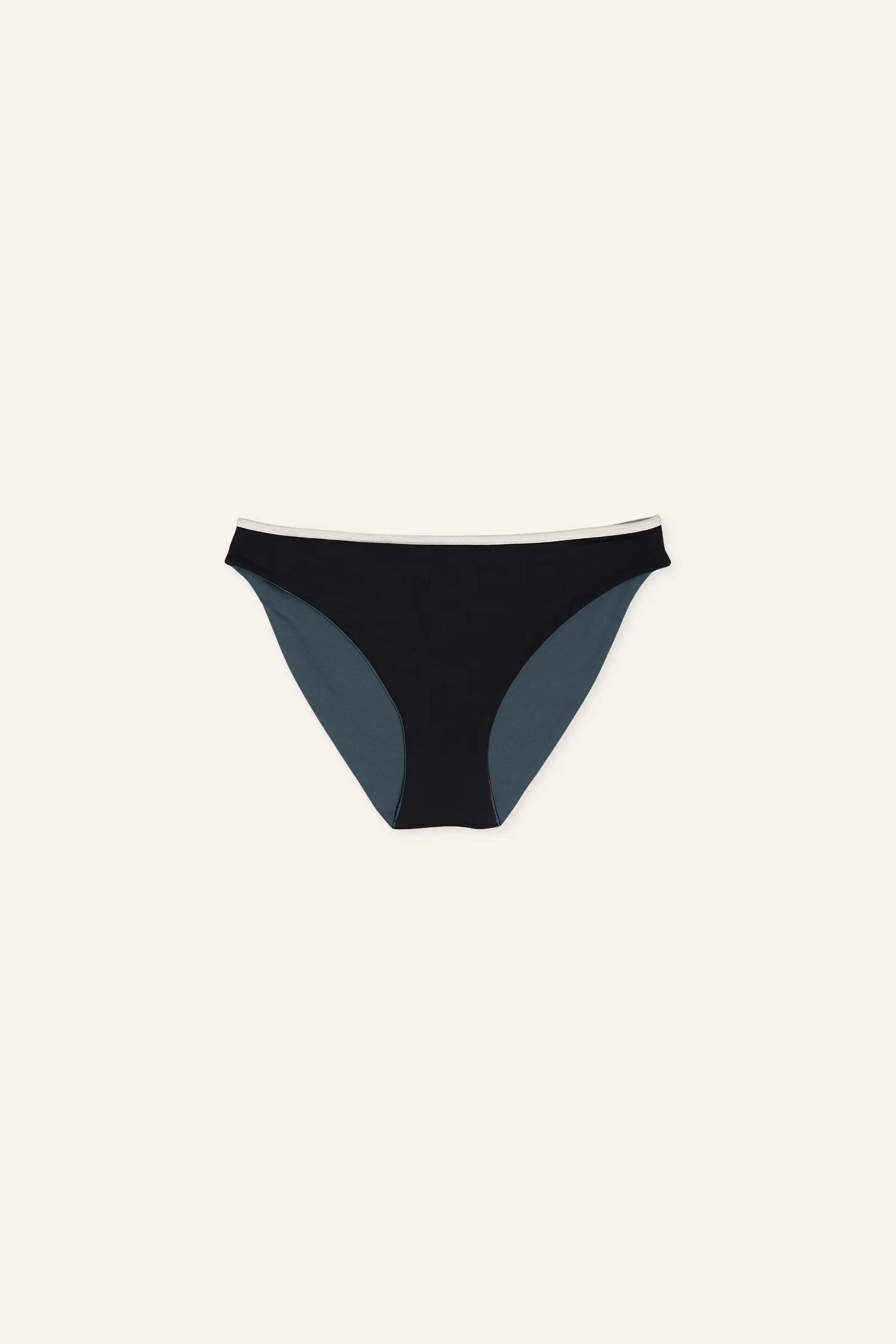 MYMARINI Bikinihose in Schwarz mit tiefem Beinausschnitt auf hellem Hintergrund.#color_black-grey-white