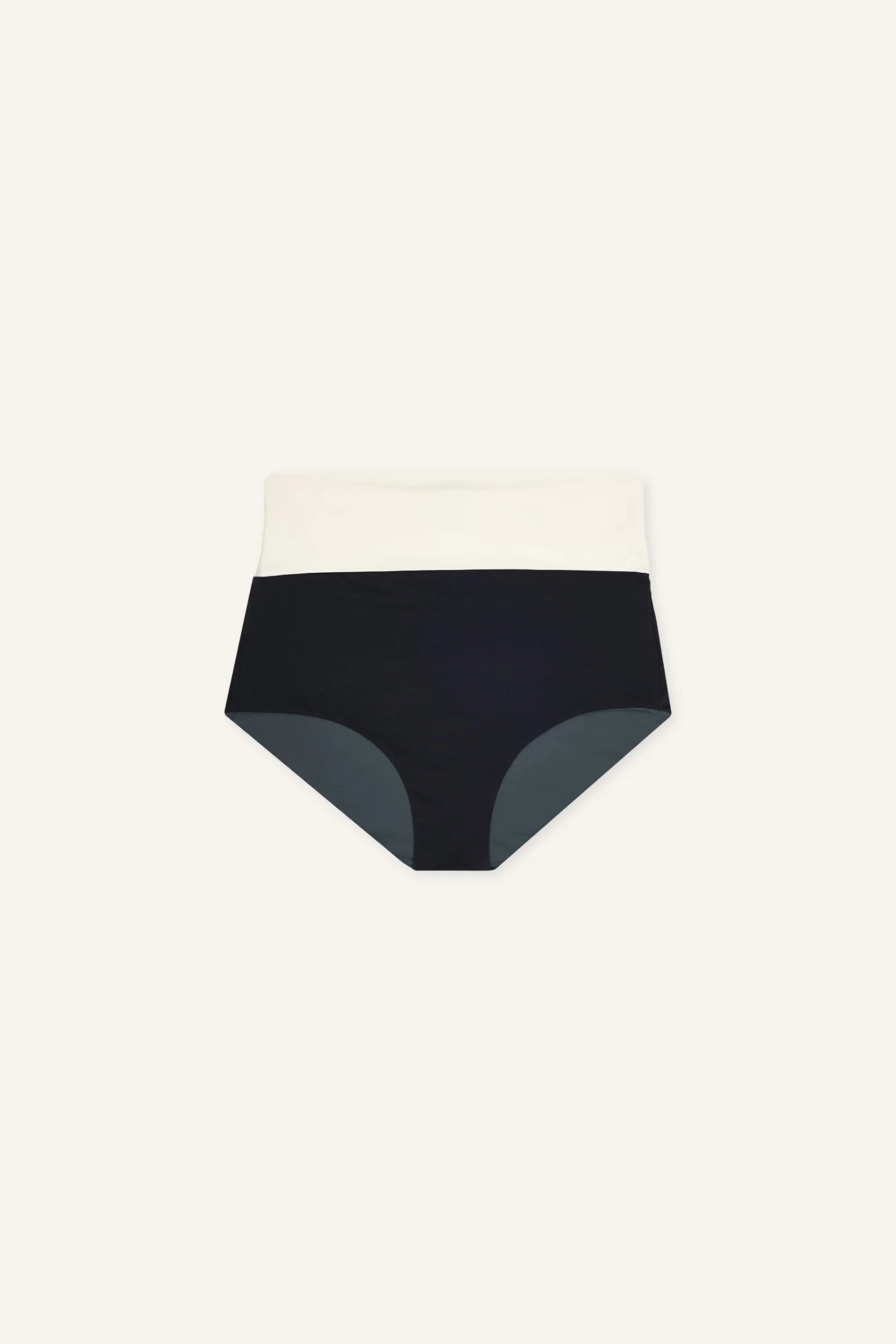 MYMARINI Bikinihose in Schwarz mit hohem Bund und breitem weißen Streifen, vor hellem Hintergrund.#color_black-grey-white
