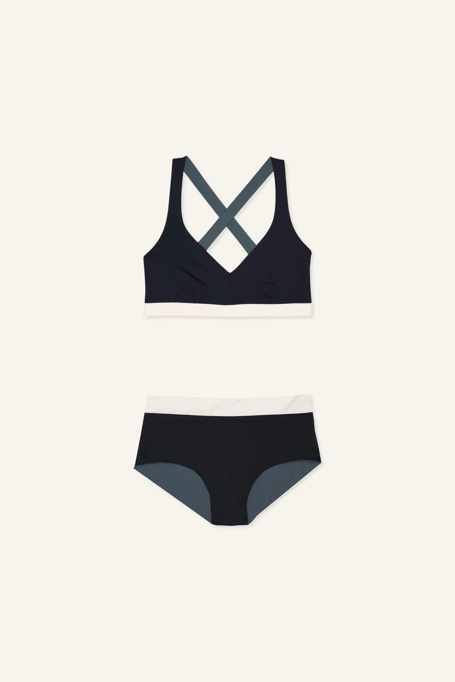 MYMARINI Bikini-Set mit Cross-Top und Mid-Rise-Hose in Schwarz und Weiß auf hellem Hintergrund.#color_black-grey-white