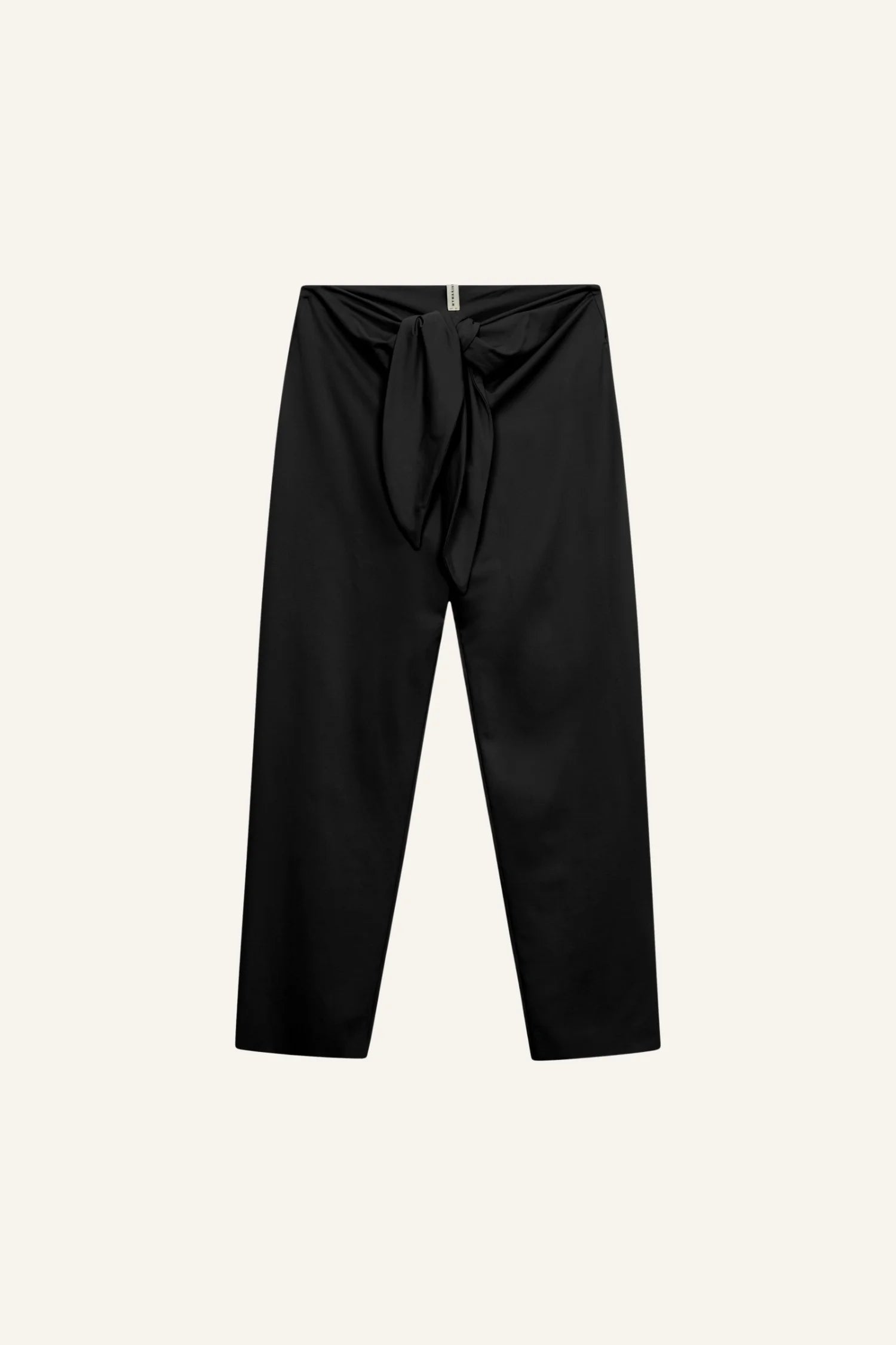 Schwarze MYMARINI Hose mit hohem Bund und Bindegürtel, vor hellem Hintergrund.#color_black
