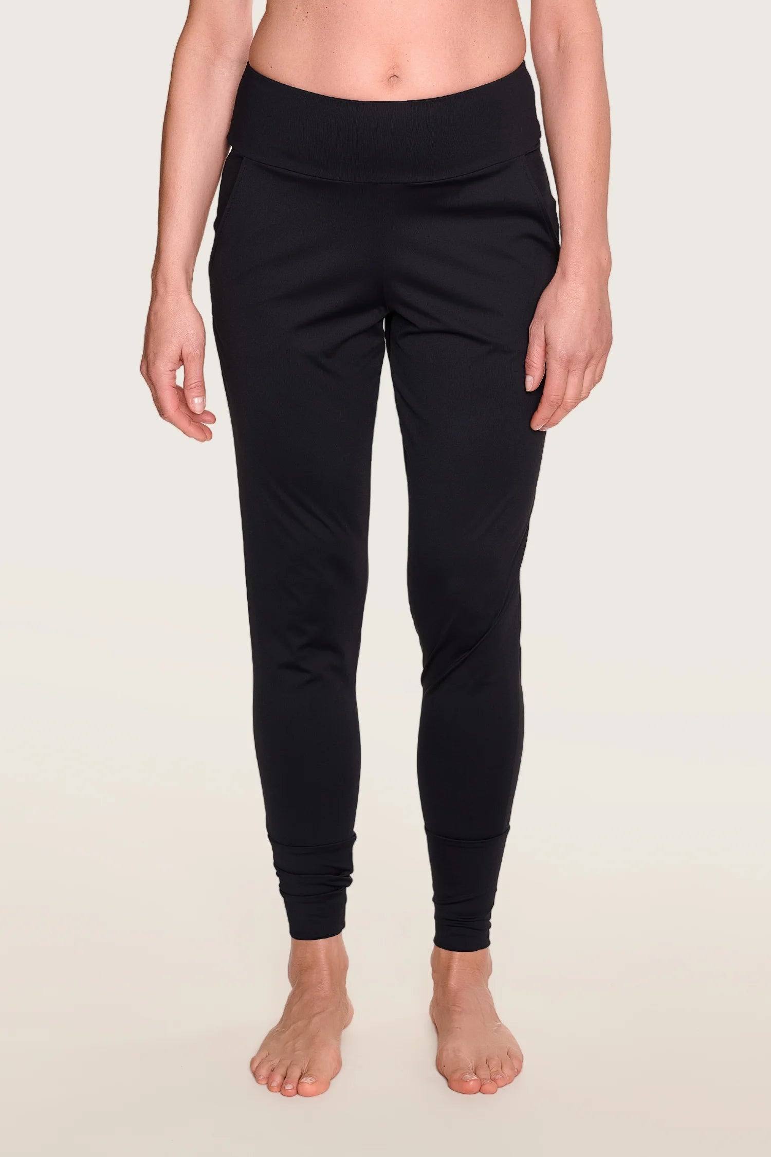 Person trägt schwarze MYMARINI-Hose mit breitem Bund, stehend vor neutralem Hintergrund.#color_black