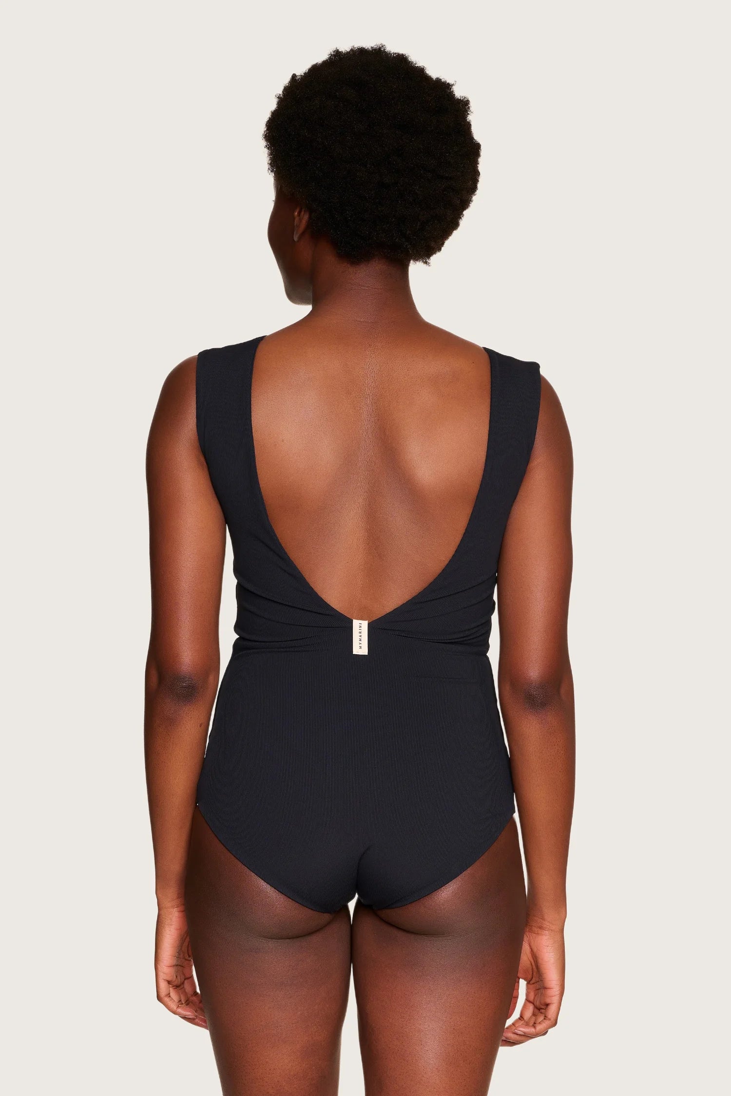 Rückansicht eines schwarzen MYMARINI Badeanzugs mit tiefem Rückenausschnitt und breiten Trägern.#color_black