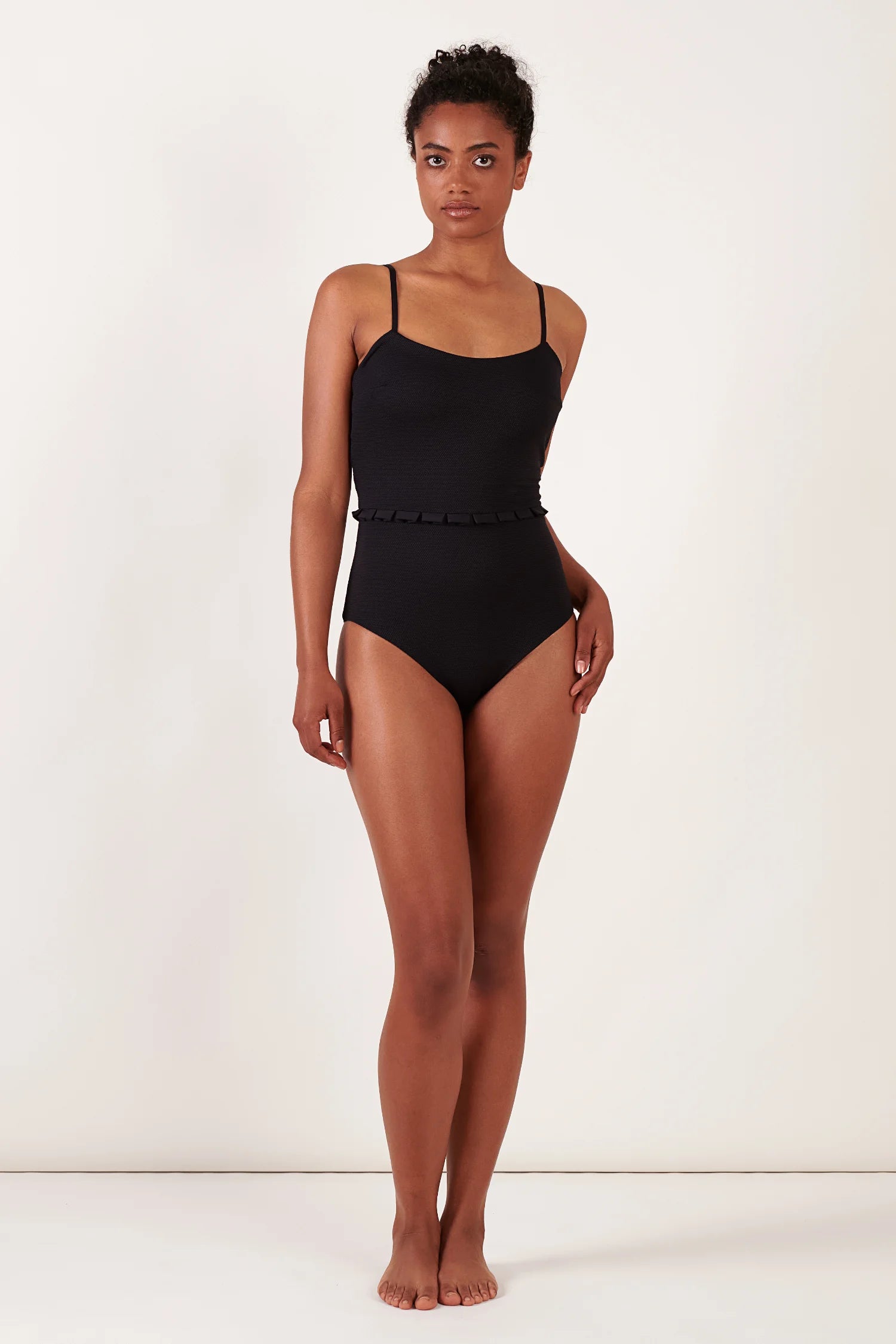 Schwarzer Badeanzug von MYMARINI mit schmalen Trägern und hohem Beinausschnitt, elegant und zeitlos.#color_black
