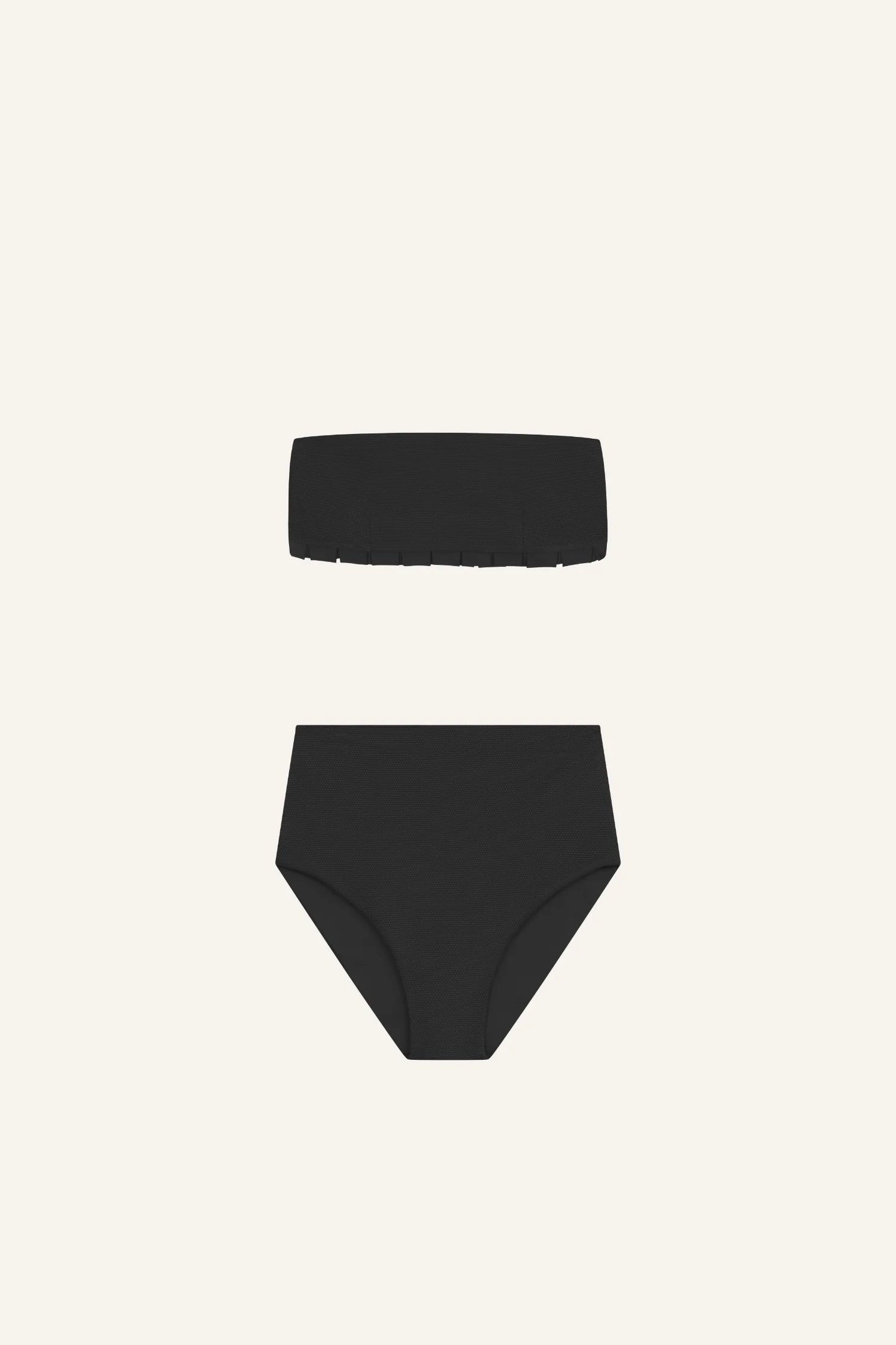 Schwarzes MYMARINI Bandeau-Bikinitop und High-Waist-Bikinihose auf hellem Hintergrund.#color_black