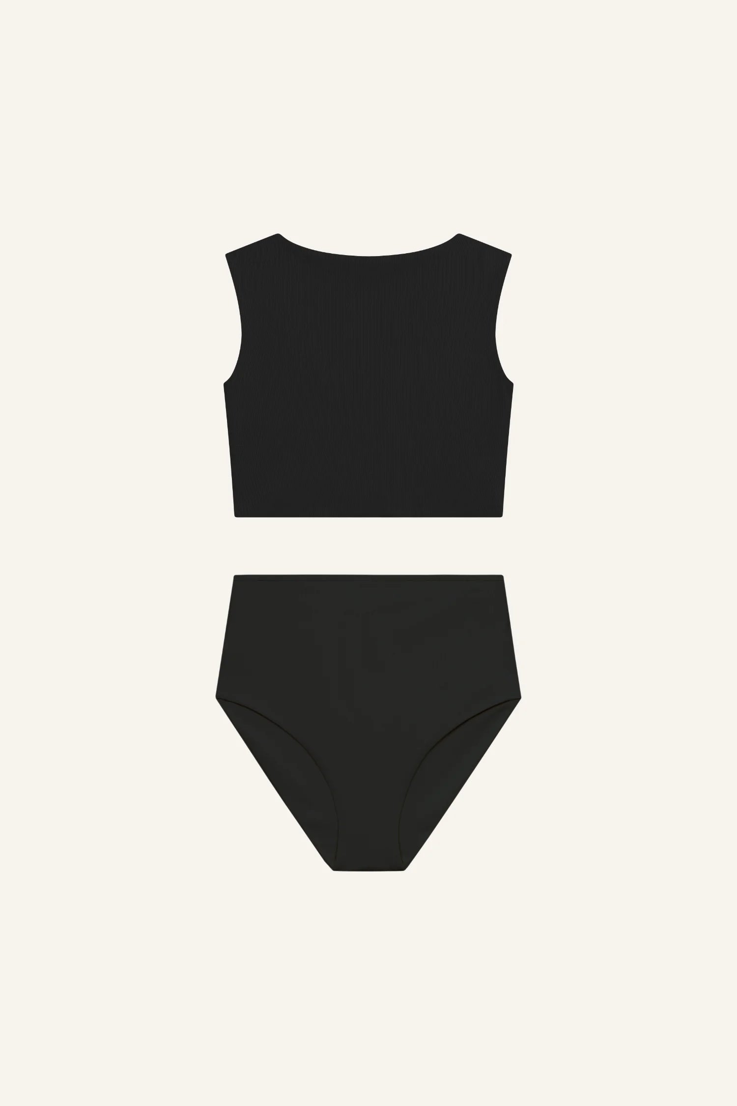 Schwarzes MYMARINI Bikinitop mit breiten Trägern und hoch geschlossener Bikinihose mit hohem Beinausschnitt auf hellem Hintergrund.#color_black