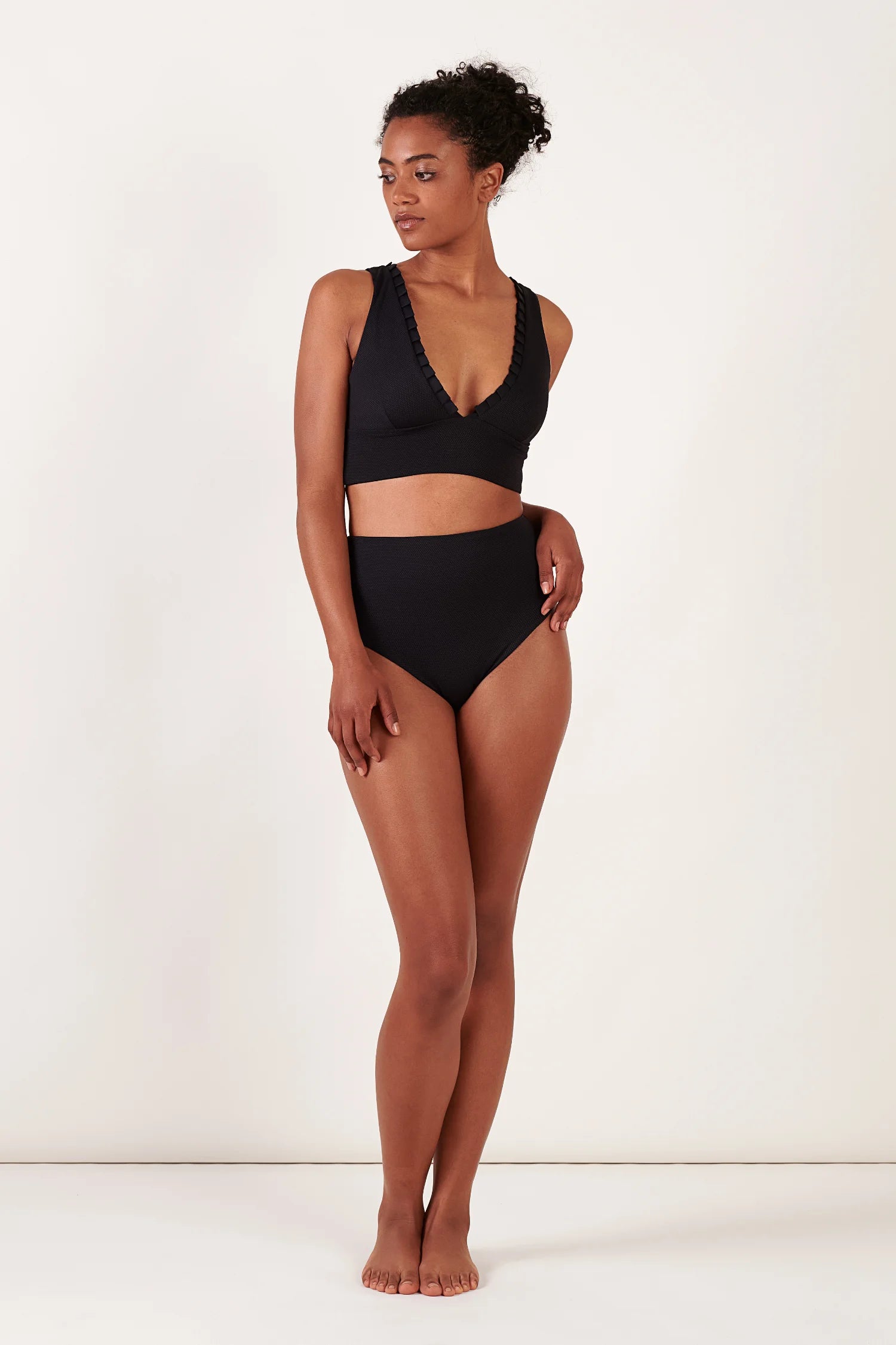 Schwarzes Bikinitop mit V-Ausschnitt und breiten Trägern sowie hohe Bikinihose von MYMARINI.#color_black