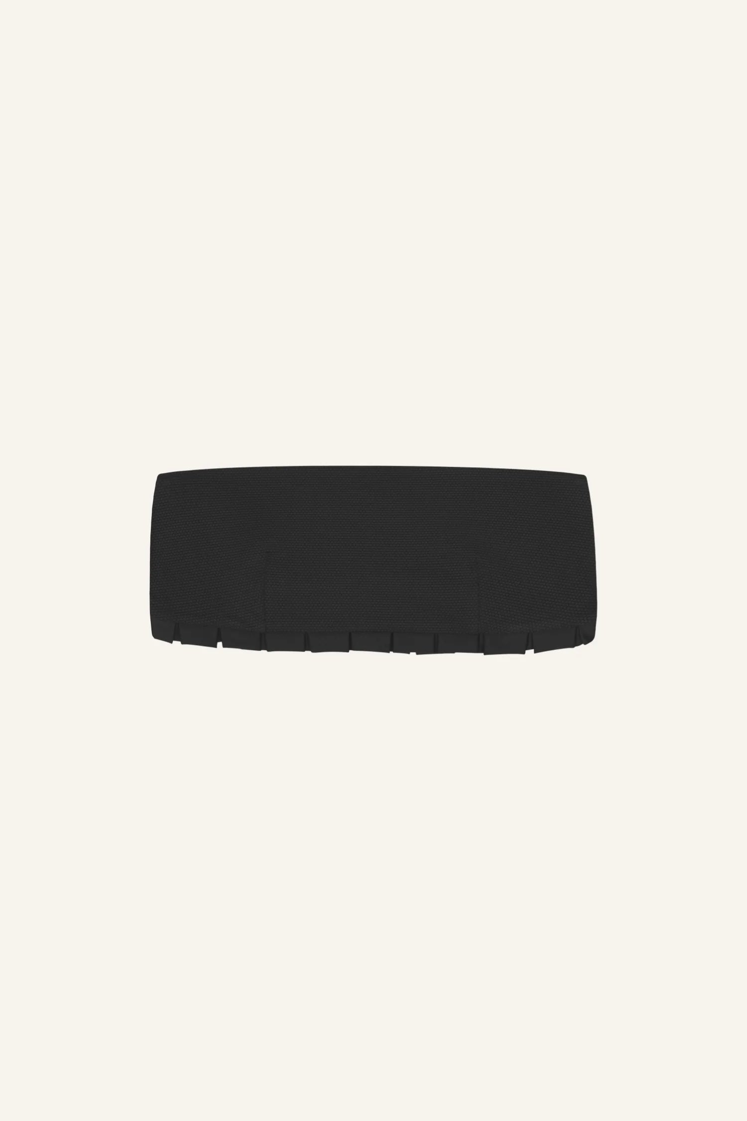 Schwarzes MYMARINI Bikinitop im Bandeau-Schnitt vor hellem Hintergrund.#color_black