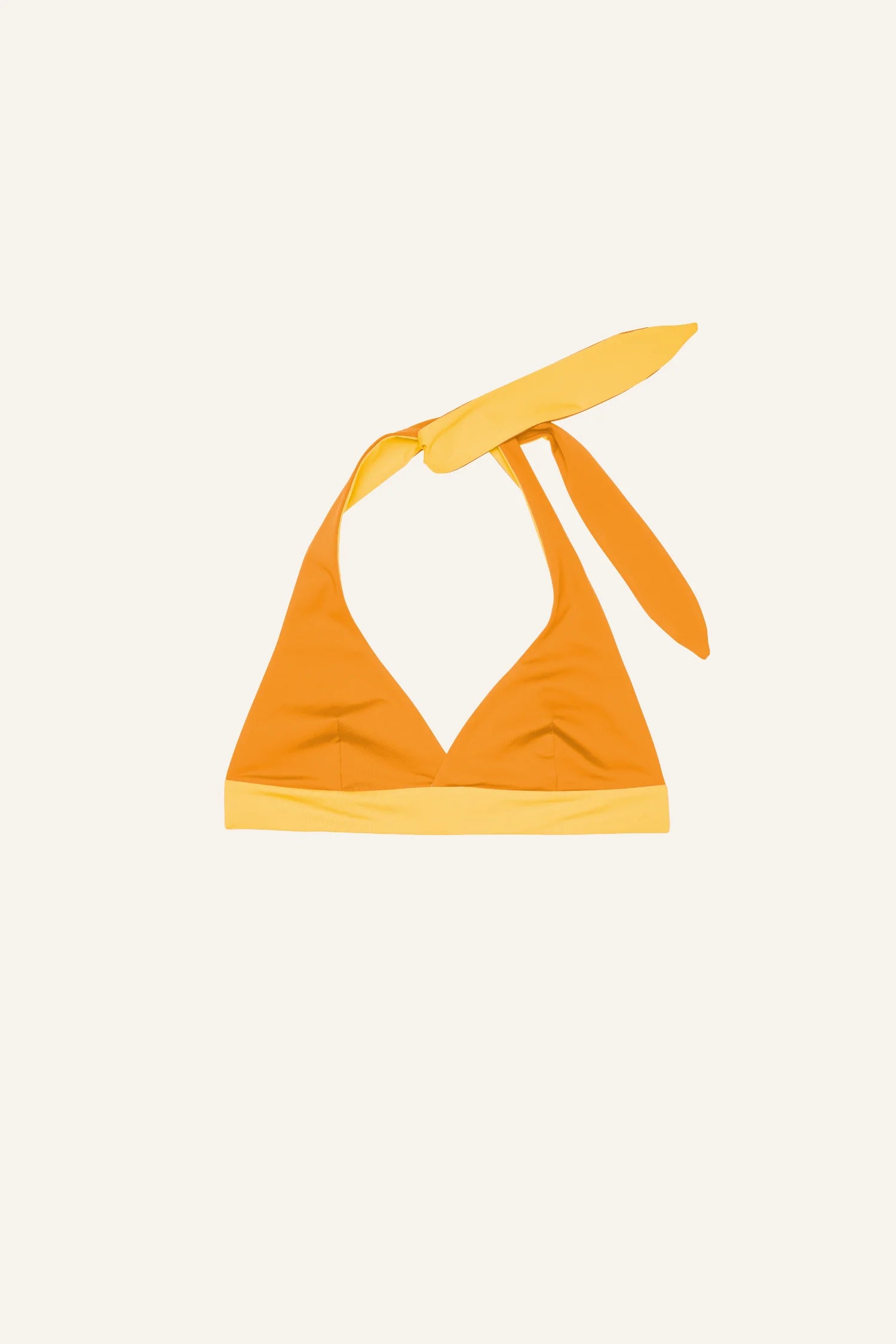 MYMARINI Bikinitop in Orange mit Neckholder-Schnitt auf hellem Hintergrund.#color_buttermilk-soleil