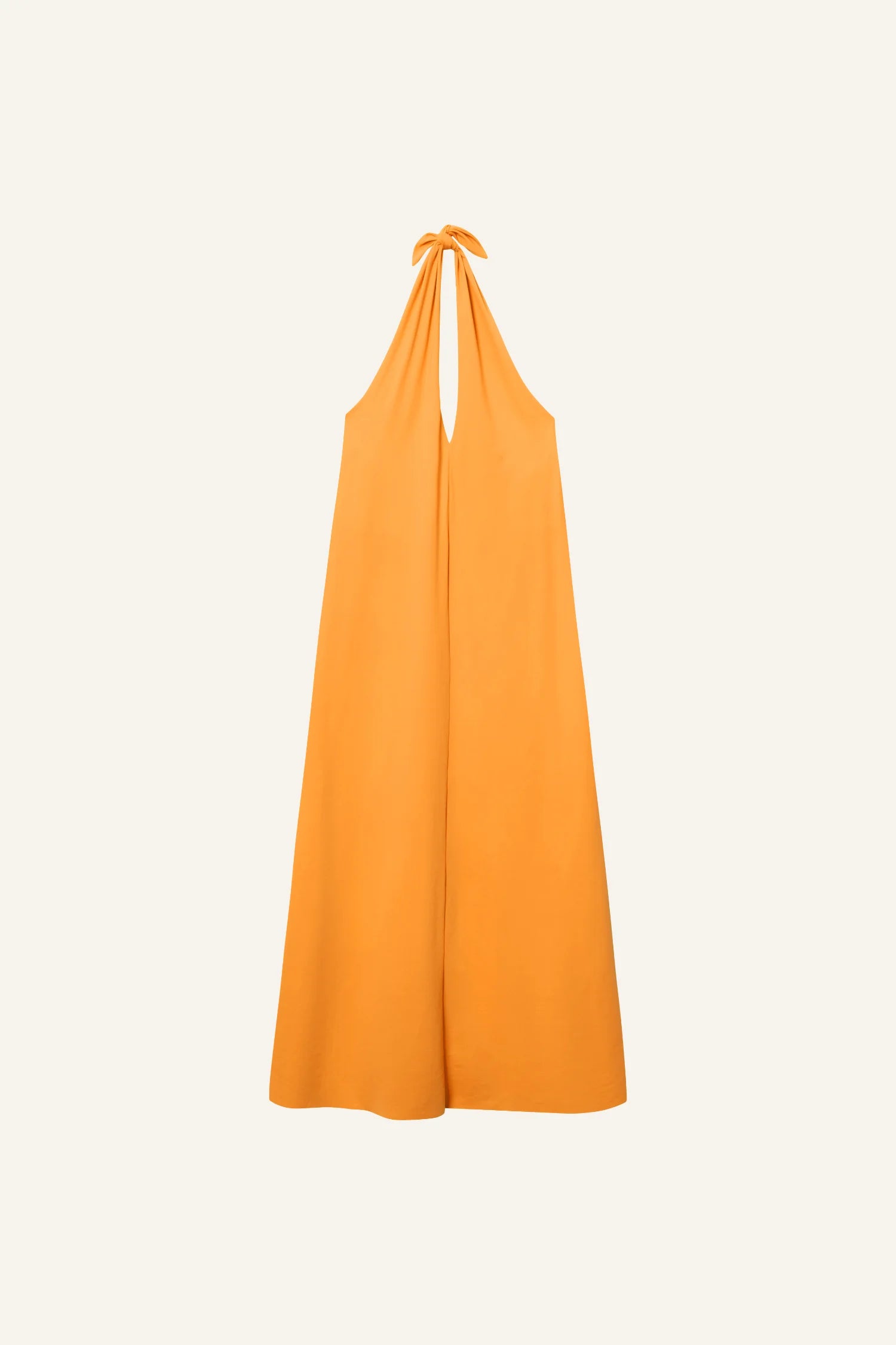 Orangefarbenes MYMARINI Neckholder-Kleid vor hellem Hintergrund.#color_buttermilk-soleil