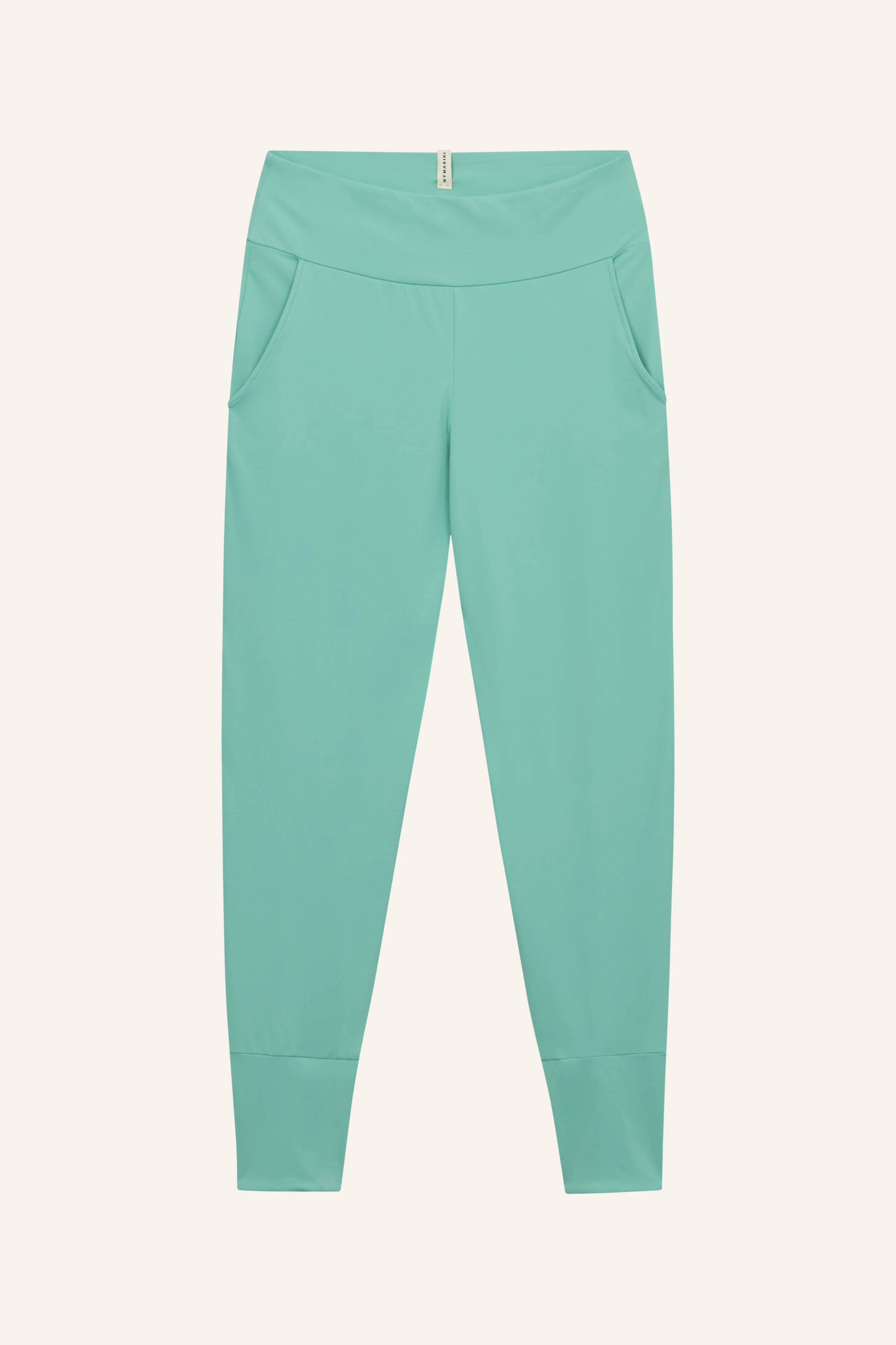 Türkise MYMARINI-Hose mit breitem Bund und seitlichen Taschen, vor hellem Hintergrund.#color_eucalyptus