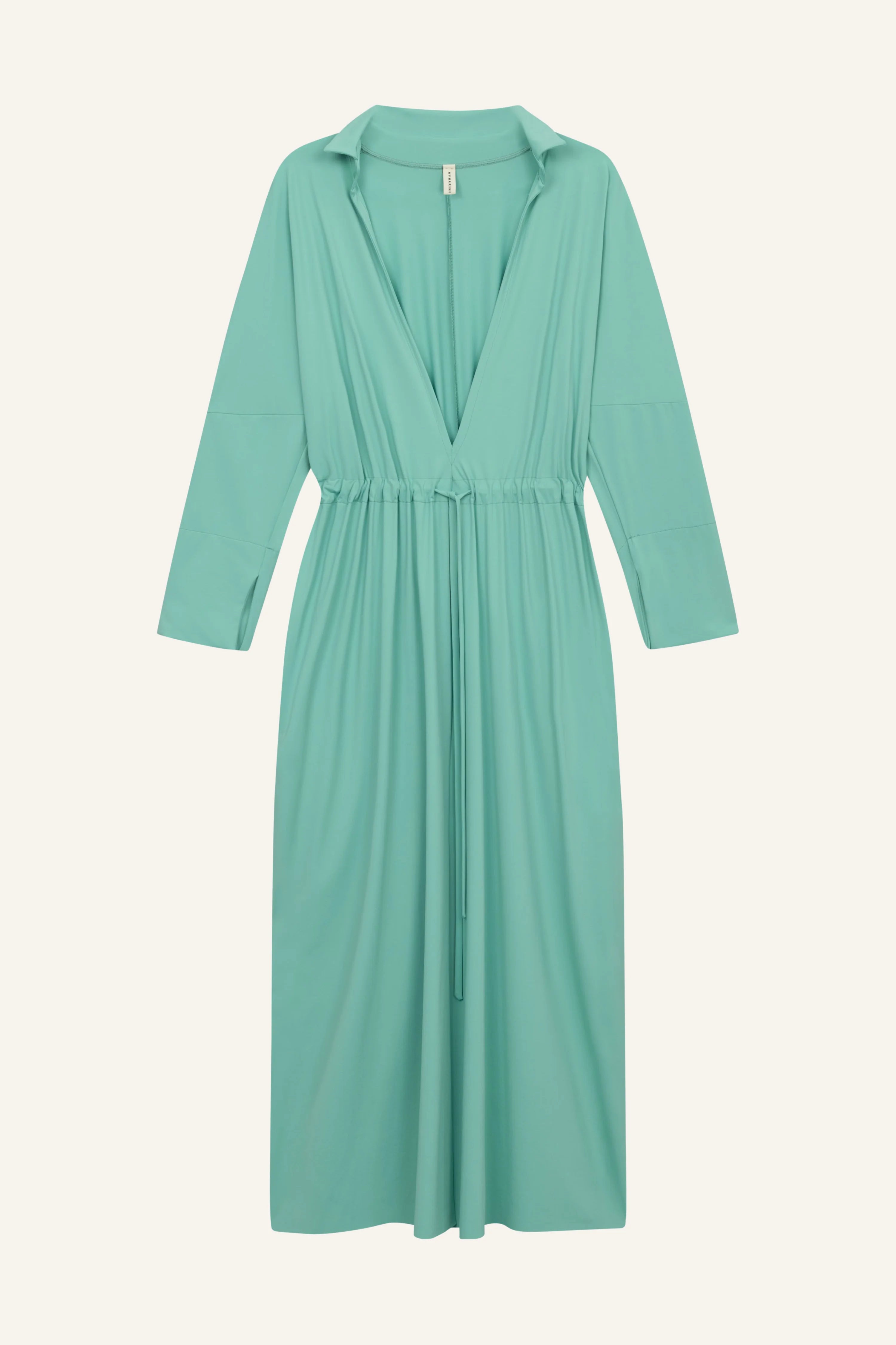 Türkises MYMARINI-Kleid mit V-Ausschnitt und langen Ärmeln, locker fallend mit Taillenband.#color_eucalyptus