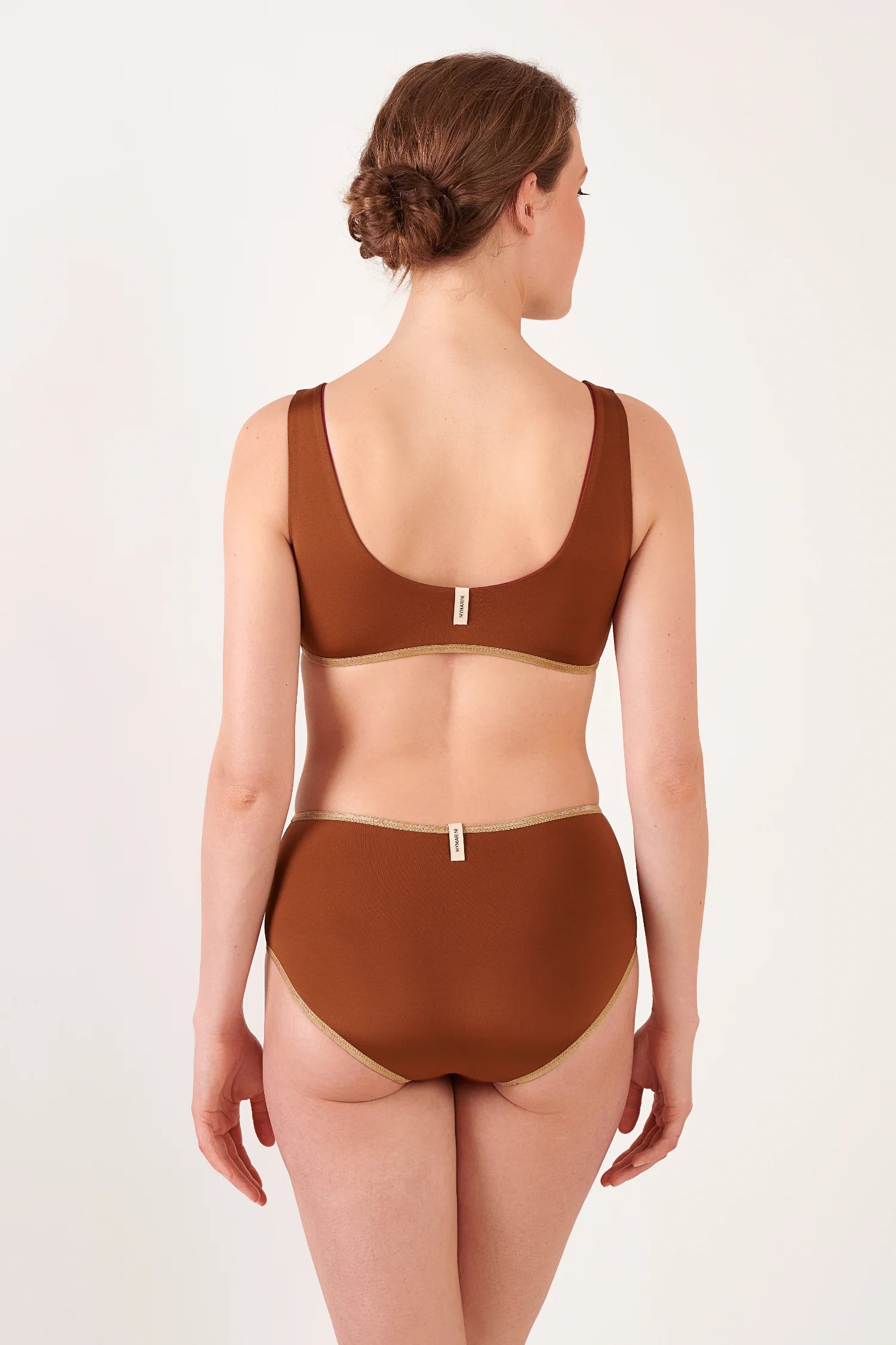 MYMARINI Bikini-Set in Braun mit goldenen Rändern; Rückenansicht, Oberteil mit breiten Trägern, Hose mittlere Bundhöhe.#color_maroon-hortensia