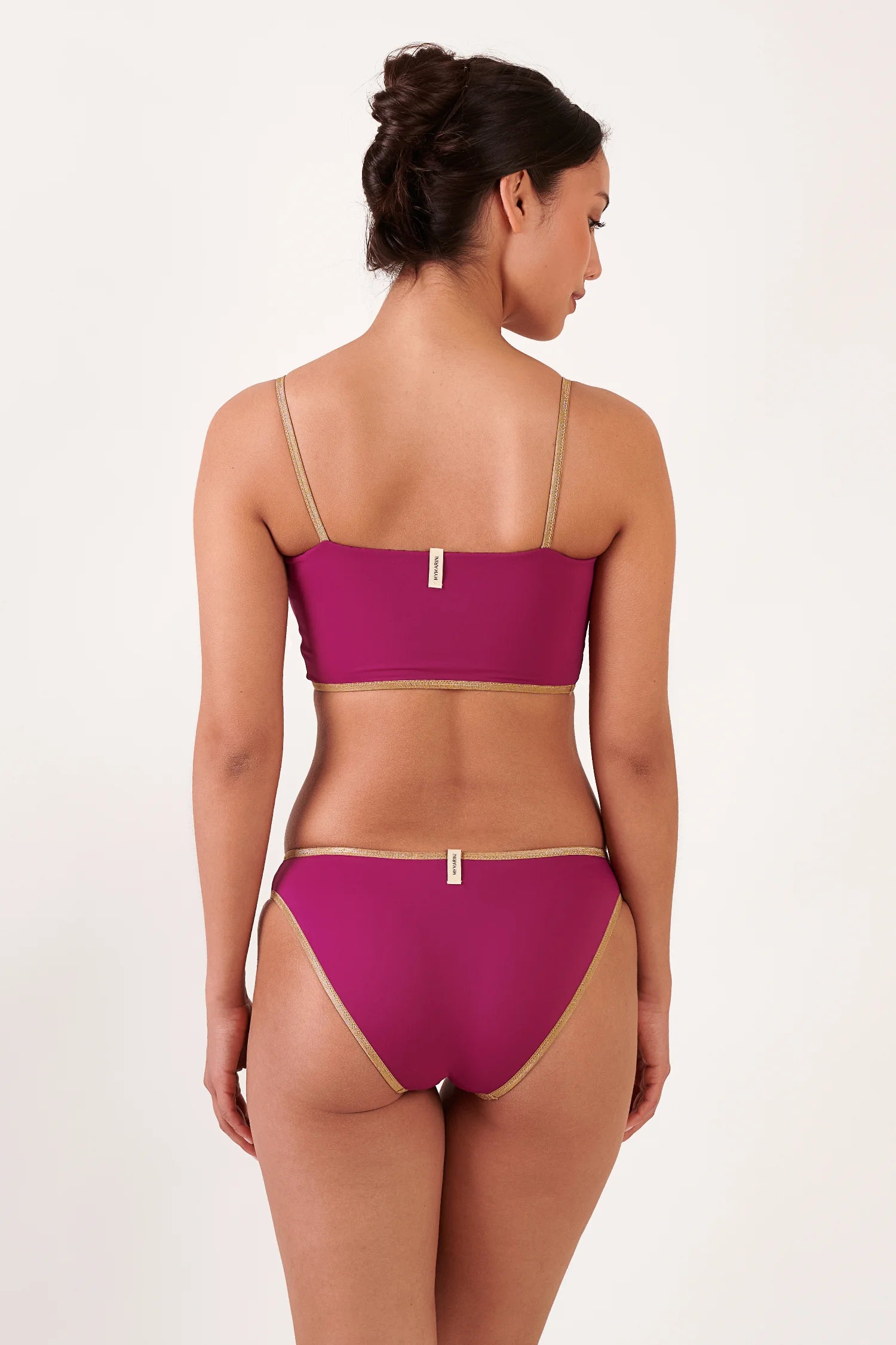 MYMARINI Bikini-Set in Magenta mit goldener Bordüre; Spaghettiträger, Mid-rise-Höschen, Rückenansicht.#color_maroon-hortensia