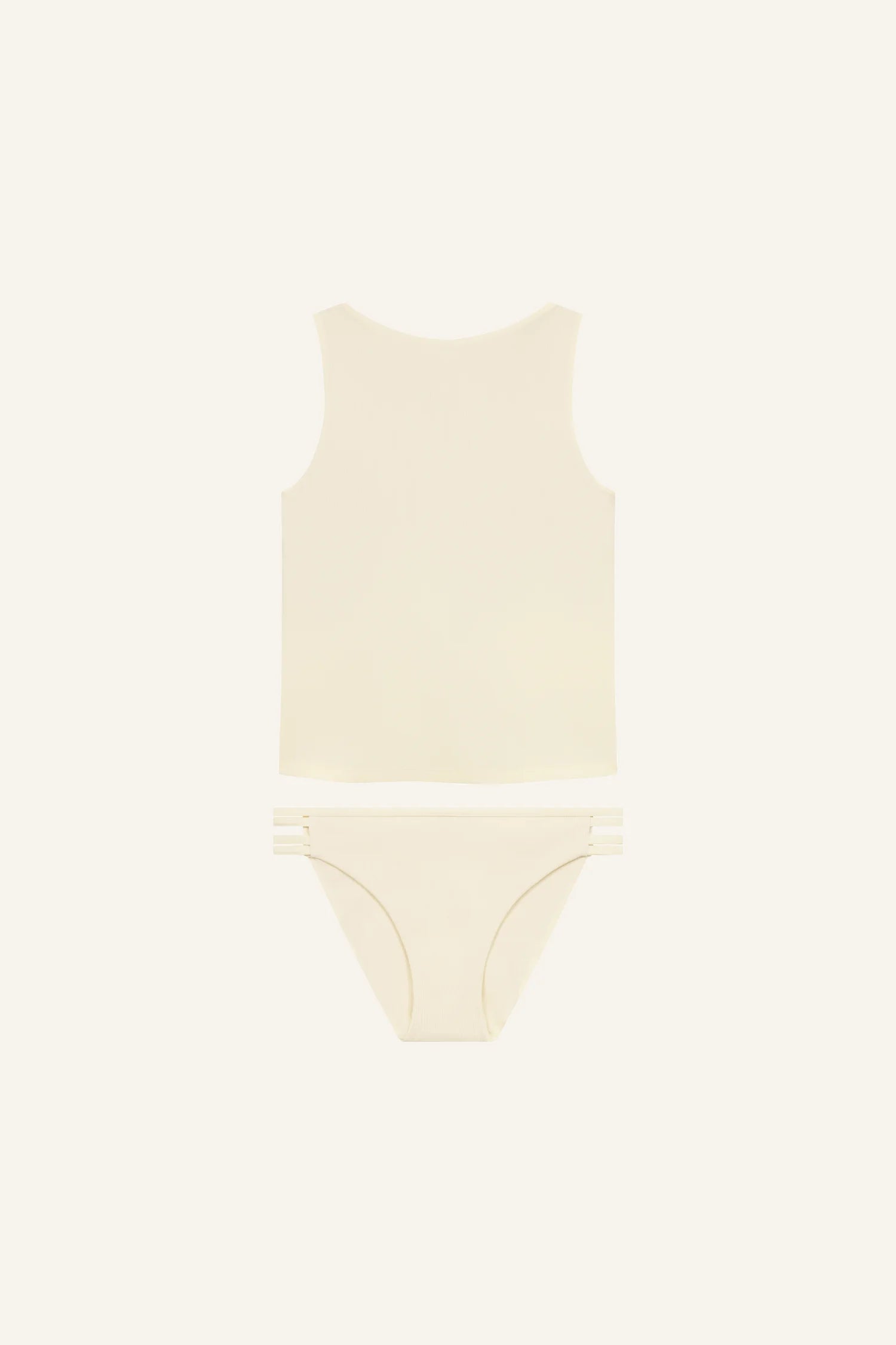 MYMARINI Bikini-Set in Creme, bestehend aus hochgeschlossenem Top und Bikinihose mit niedrigem Beinausschnitt, auf hellem Hintergrund.#color_white